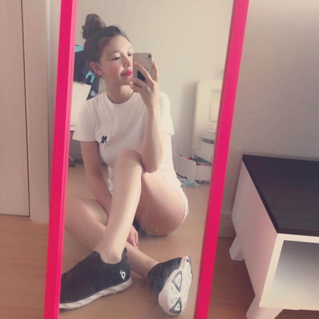 hyeriのインスタグラム：「운동할때 발에 땀차고 신발도 무거워서 뭘신을까 고민하다가 찾은 위크나인슈즈!!🙈100g밖에안되고 니트소재에 숨구멍두 뽕뽕 실내아쿠아슈즈로도 사용가능하지만 밖에서도 신고다녀도 심플한디자인👍 색상도 다양하니 꼭 겟하길❤️난이제 운동간다 안뇽 👐 #위크나인#니트그램#운동화#런닝화#워킹화#러닝화추천#여름운동화#슬립온#여자운동화#남자운동화#커플신발#운동#운동하는여자#운동하는남자#헬스장#실내아쿠아슈즈#아쿠아슈즈#거울샷」