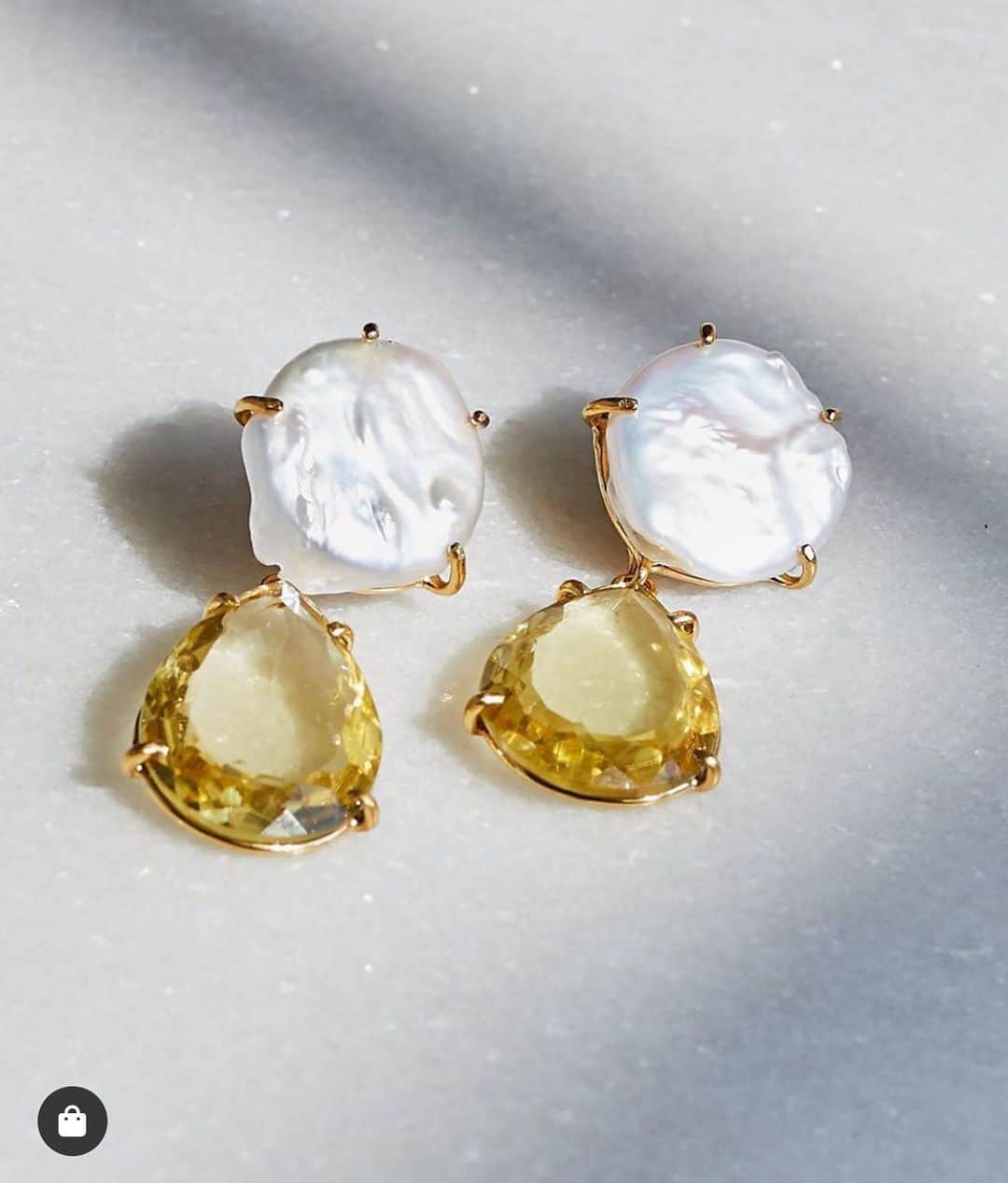バウンキットさんのインスタグラム写真 - (バウンキットInstagram)「Via: @theoutnet Pearl & Lemon Quartz make the perfect pair ✨ . . . . . . . . #jewelrydesign #jewelrydesigner #newyorkfashion #madeinusa #bounkit #bounkitnyc #shoponline #onlineboutique #handmadejewelry #newyork #showroom #interchangeablejewelry #bounkit #bounkitnyc」8月31日 6時36分 - bounkitnyc