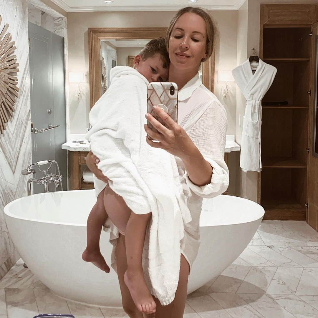 Helena Glazer Hodneさんのインスタグラム写真 - (Helena Glazer HodneInstagram)「Crazy to think there are only 2ish months left with JUST my little sidekick. It was like this @rosewoodbahamar trip (prob our last one until 👶) was our mother/son babymoon until things get reallllll. Having these photos and memories make me so happy and again, i cannot thank @rosewoodbahamar enough!! Cannot wait to return as a family of four because WE WILL BE BACK🙌🏻. #RosewoodBahamar #RWfamilyTime #RoseWoodPartner」8月31日 6時46分 - brooklynblonde1