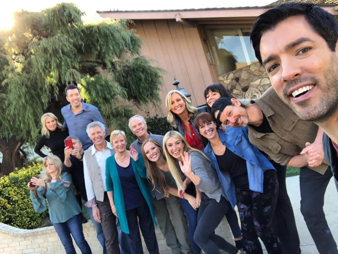 HGTVさんのインスタグラム写真 - (HGTVInstagram)「A very Brady selfie! Thanks to @mrdrewscott this moment is frozen in time (including capturing @thesusanolsen and @christopherknightbrands in selfie mode!). More fun with this bunch begins September 9 at 9|8c on HGTV on A Very Brady Renovation. #verybradyreno」8月31日 6時56分 - hgtv