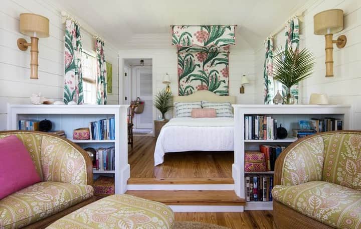 ELLE DECORさんのインスタグラム写真 - (ELLE DECORInstagram)「In a Bahamian guest bedroom designed by @robinhenryid, the bed’s canopy and curtains are in a Svenskt Tenn fabric, offering a punchy mix of pattern in the casual beachside space. According to Henry, the key to crafting the perfect island getaway is as follows: “Don’t be shy, especially in a place like this. It can take a lot of color.” Click the link in bio for the full tour. Photo: @nickjohnsoninteriors」8月31日 7時00分 - elledecor