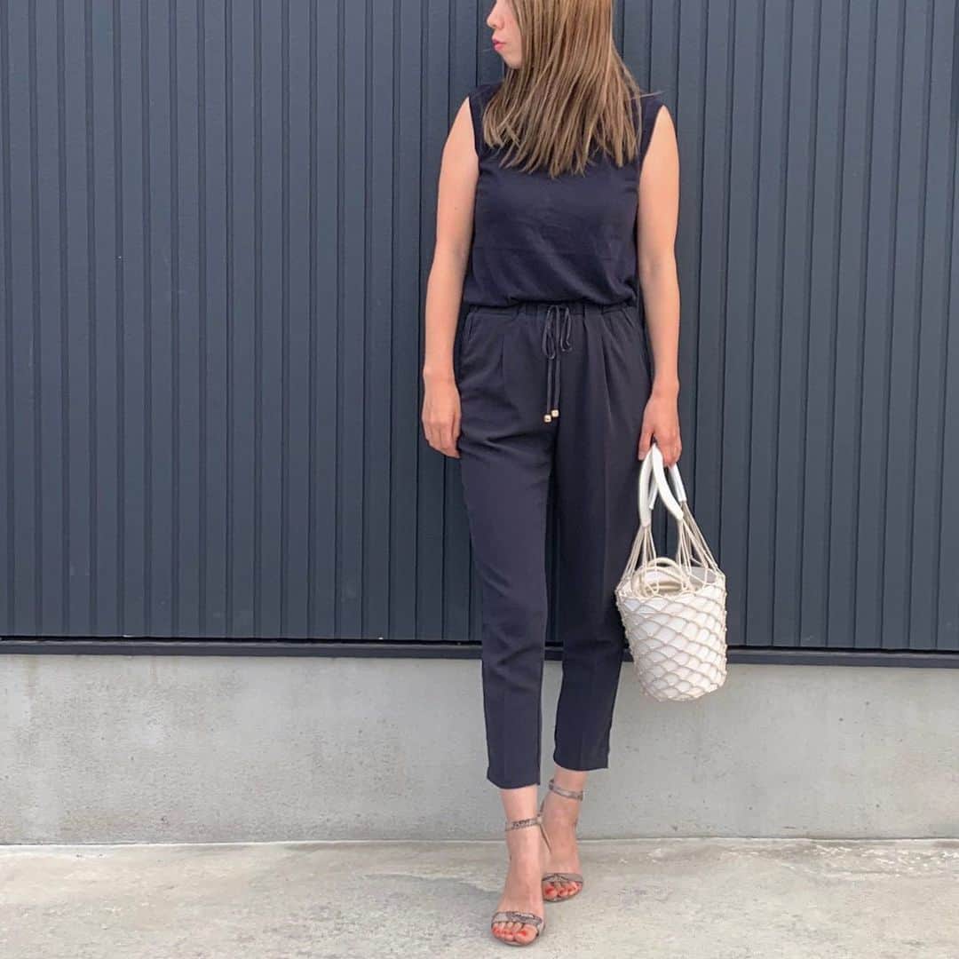 ryuu79hinaのインスタグラム：「#outfit ・ ・ ネイビー✕ネイビーの#ワントーンコーデ 🖤 今年の夏はHanesのノースリーブが大活躍 ・ ・ ━━━━━━━━━━━━━━━ 👕・#Hanes Hanes✕BIOTOP 👖・アウトレット 👡・@gu_global 👜・@lavishgate」