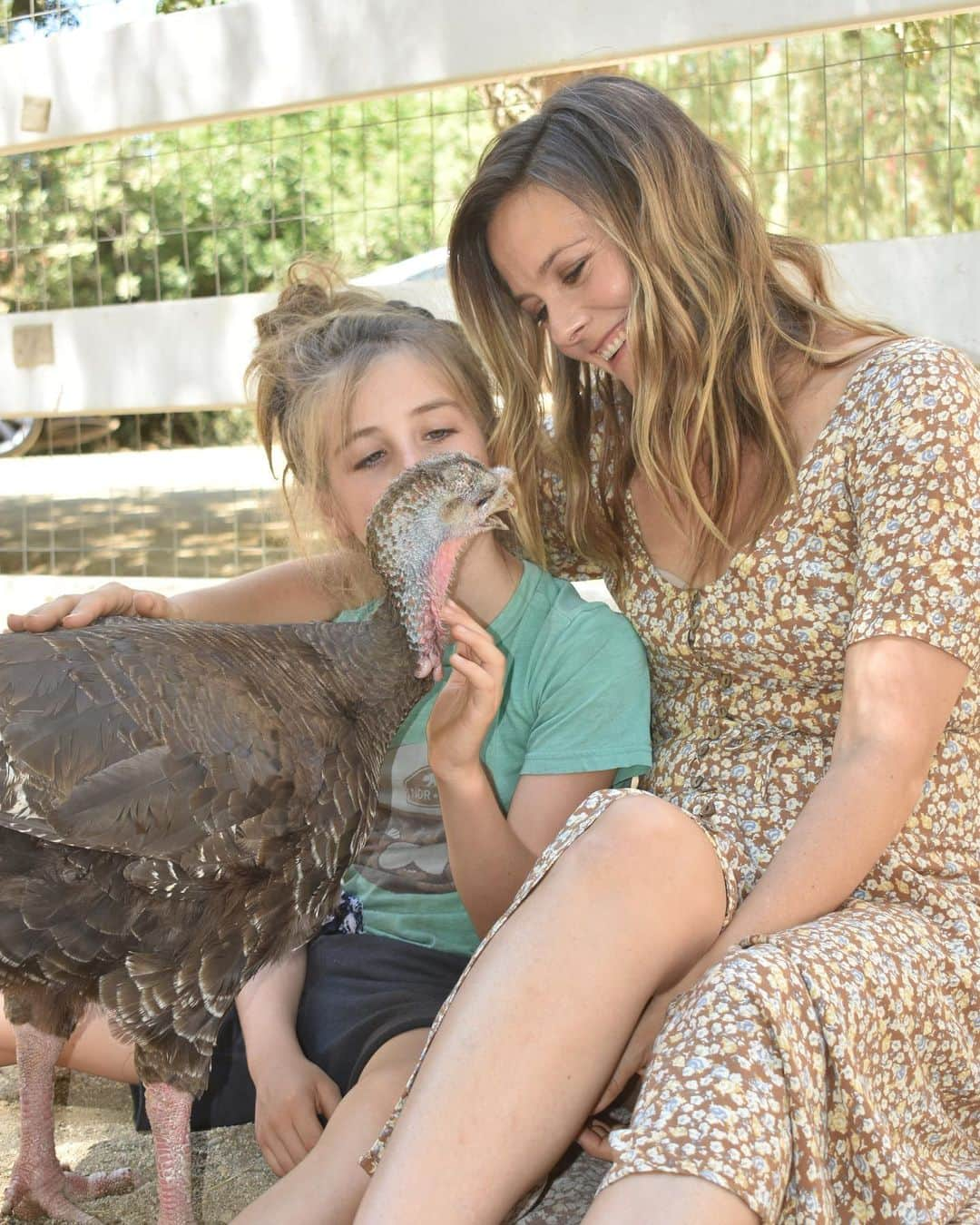 アリシア・シルヴァーストーンさんのインスタグラム写真 - (アリシア・シルヴァーストーンInstagram)「I've been visiting @thegentlebarn for 20 years, even when it was in the back of @ellielaks house. I had my 25th birthday there! Bear and I love #thegentlebarn and wish everyone could go to sanctuaries like this one. It just so happens that @crystaldeodorant is also something that I have been using for over 20 years. I chose Crystal because I wanted something that was natural, that didn’t have any chemicals in it, that was vegan and that worked. It was so wonderful celebrating @thegentlebarn and their 20th anniversary this past weekend with my friends from Crystal Deodorant.  I wish everyone was cruelty-free and conscious like these two organizations are!」8月31日 7時04分 - aliciasilverstone