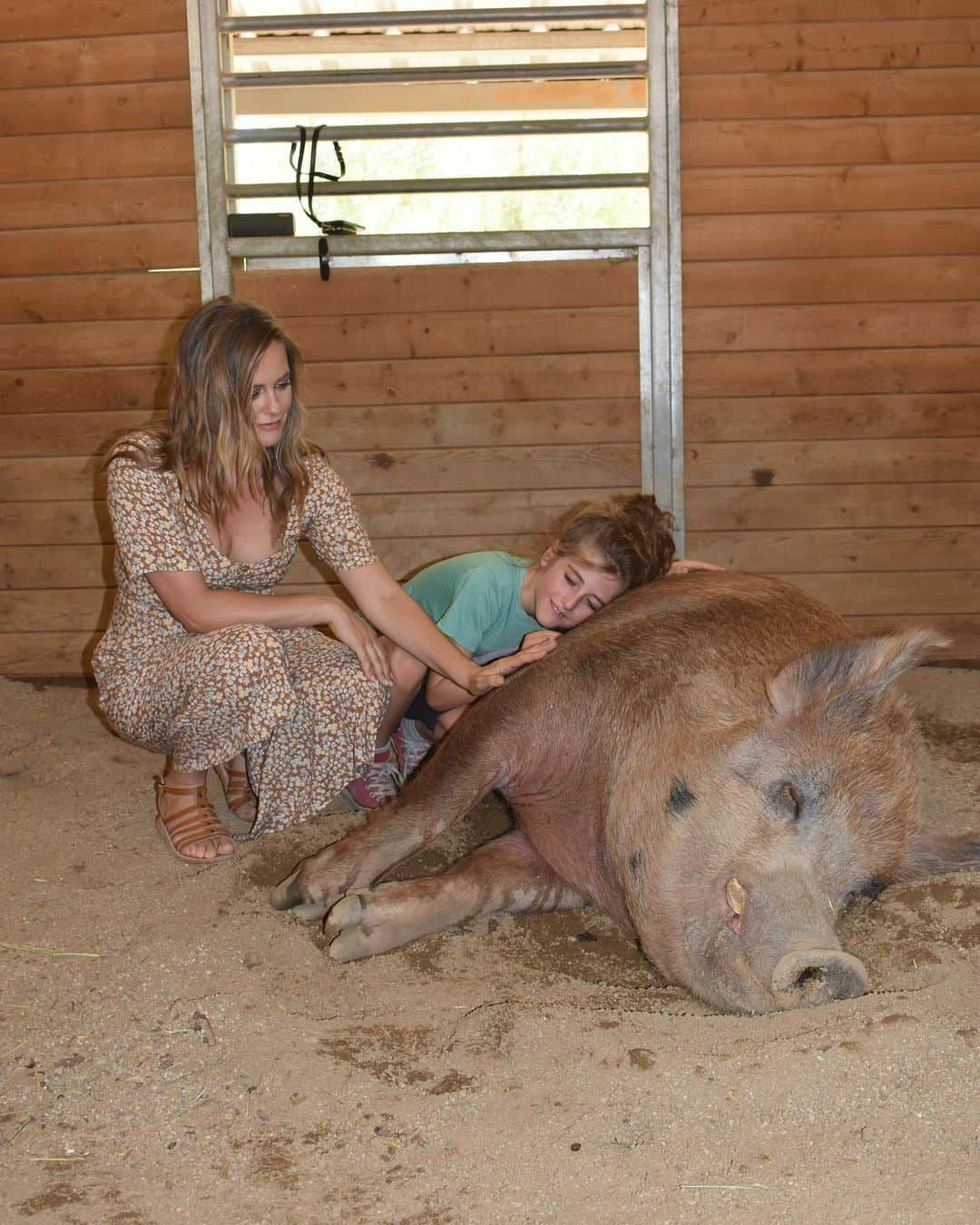 アリシア・シルヴァーストーンさんのインスタグラム写真 - (アリシア・シルヴァーストーンInstagram)「I've been visiting @thegentlebarn for 20 years, even when it was in the back of @ellielaks house. I had my 25th birthday there! Bear and I love #thegentlebarn and wish everyone could go to sanctuaries like this one. It just so happens that @crystaldeodorant is also something that I have been using for over 20 years. I chose Crystal because I wanted something that was natural, that didn’t have any chemicals in it, that was vegan and that worked. It was so wonderful celebrating @thegentlebarn and their 20th anniversary this past weekend with my friends from Crystal Deodorant.  I wish everyone was cruelty-free and conscious like these two organizations are!」8月31日 7時04分 - aliciasilverstone