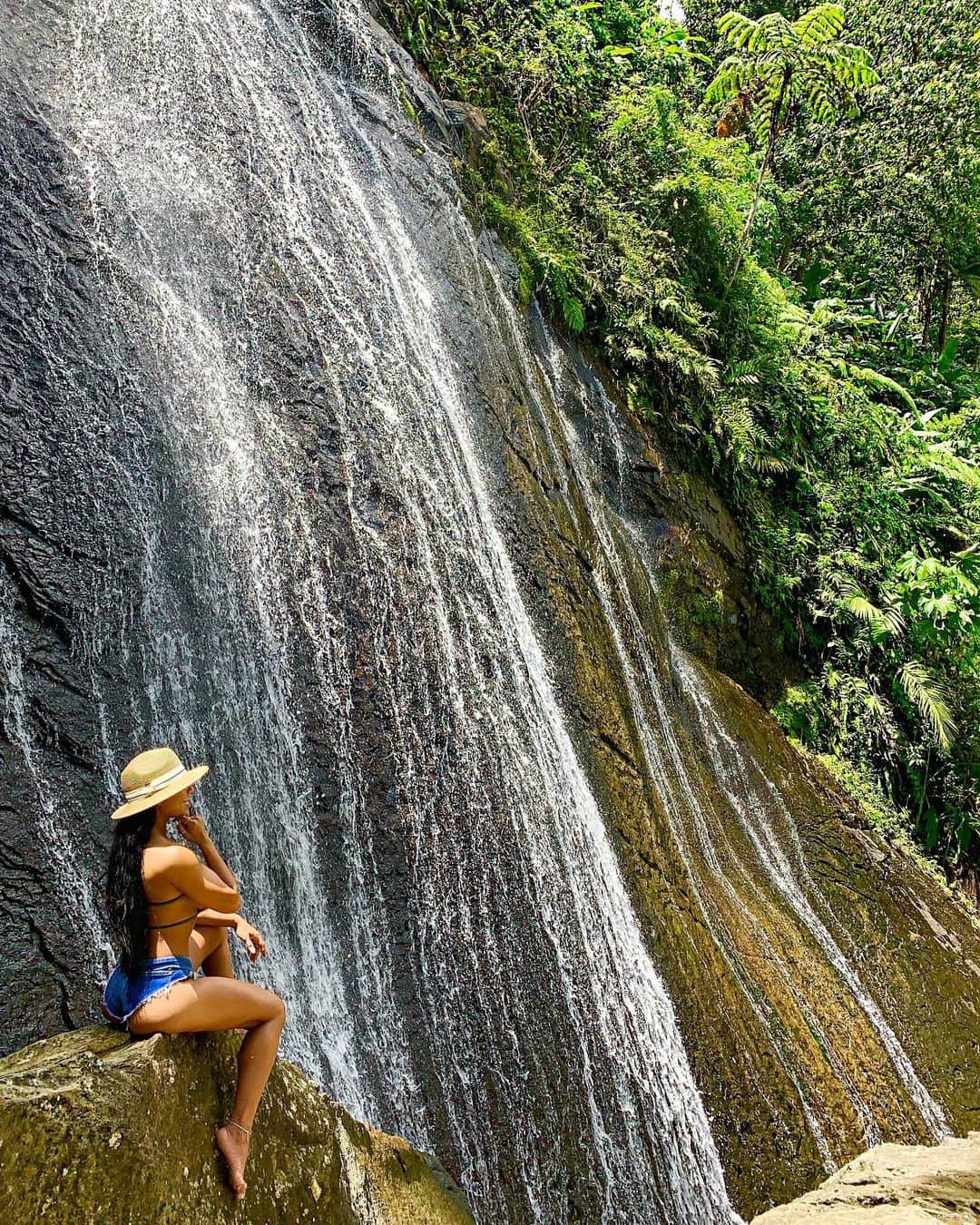 Eri Antonのインスタグラム：「Tropical paradise... 🌴🌴🌴🥥🥥 🇵🇷🇵🇷 #puertorico #waterfall - Can’t decide, what’s your fav pic? 1,2 or 3? 😉💚」
