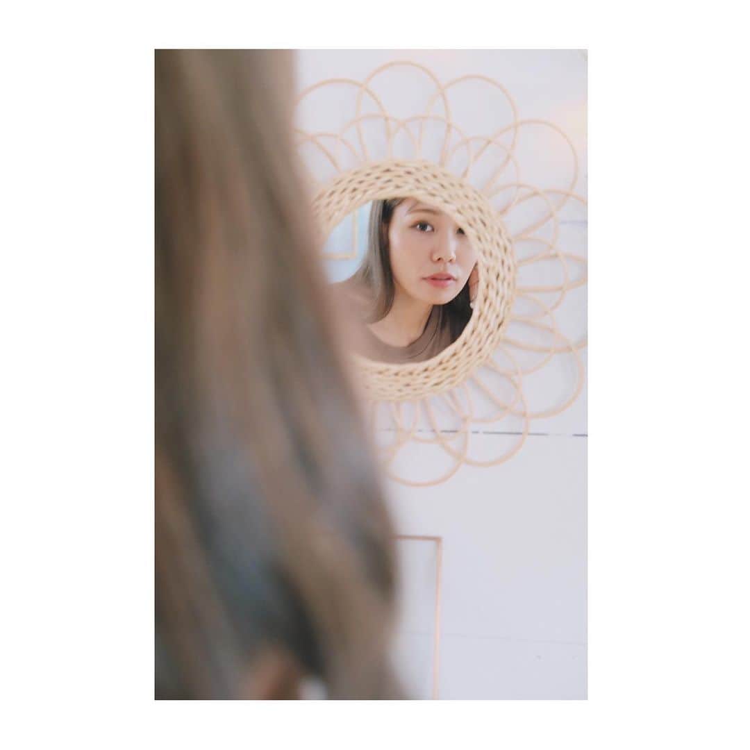 MAIKO さんのインスタグラム写真 - (MAIKO Instagram)「写真右下にチラ写りしてる薔薇モチーフ🌹の化粧ブラシも可愛かったぁぁぁぁあ!!!!😭 ・ ・ ひとつひとつ絵の部分も形が違ってて良き🥀✨ 楽しみは後にも取っておきたいタイプなのでまた次回GETするのだ🤤 ・ ・ ・ #鏡越しにこんにちわ #おかわ空間 #ハンドメイドアクセサリー」8月31日 7時18分 - maiko_oops