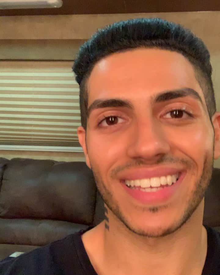 メナ・マスードのインスタグラム：「Hey hey — let’s spice it up! It’s Friday and my last weekly roundup for a while. Have a silly, happy, positive weekend ✌🏽」