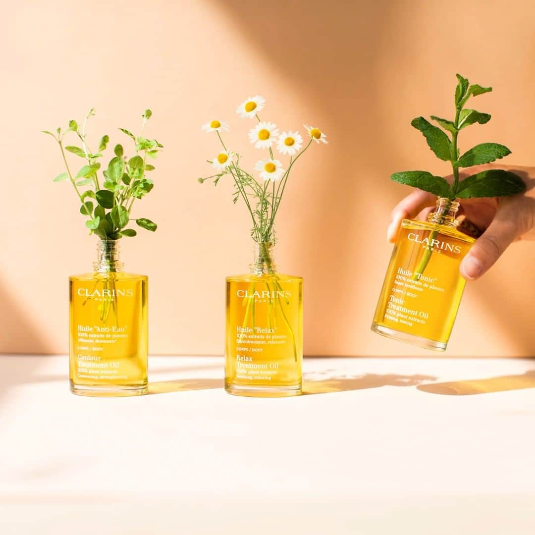 CLARINSさんのインスタグラム写真 - (CLARINSInstagram)「3 different body oils for 3 different skin concerns. All 100% natural. 🌿Tonic Body Treatment Oil with Geranium, Mint, and Rosemary to visibly firm & tone 🌿Relax Body Treatment Oil with Basil, Camomile, and Bitter Orange to soothe skin & aching muscles 🌿Contour Body Treatment Oil with Geranium, Sweet Marjoram, and Lemon to smooth & contour #ClarinsSkincare」8月31日 7時45分 - clarinsusa