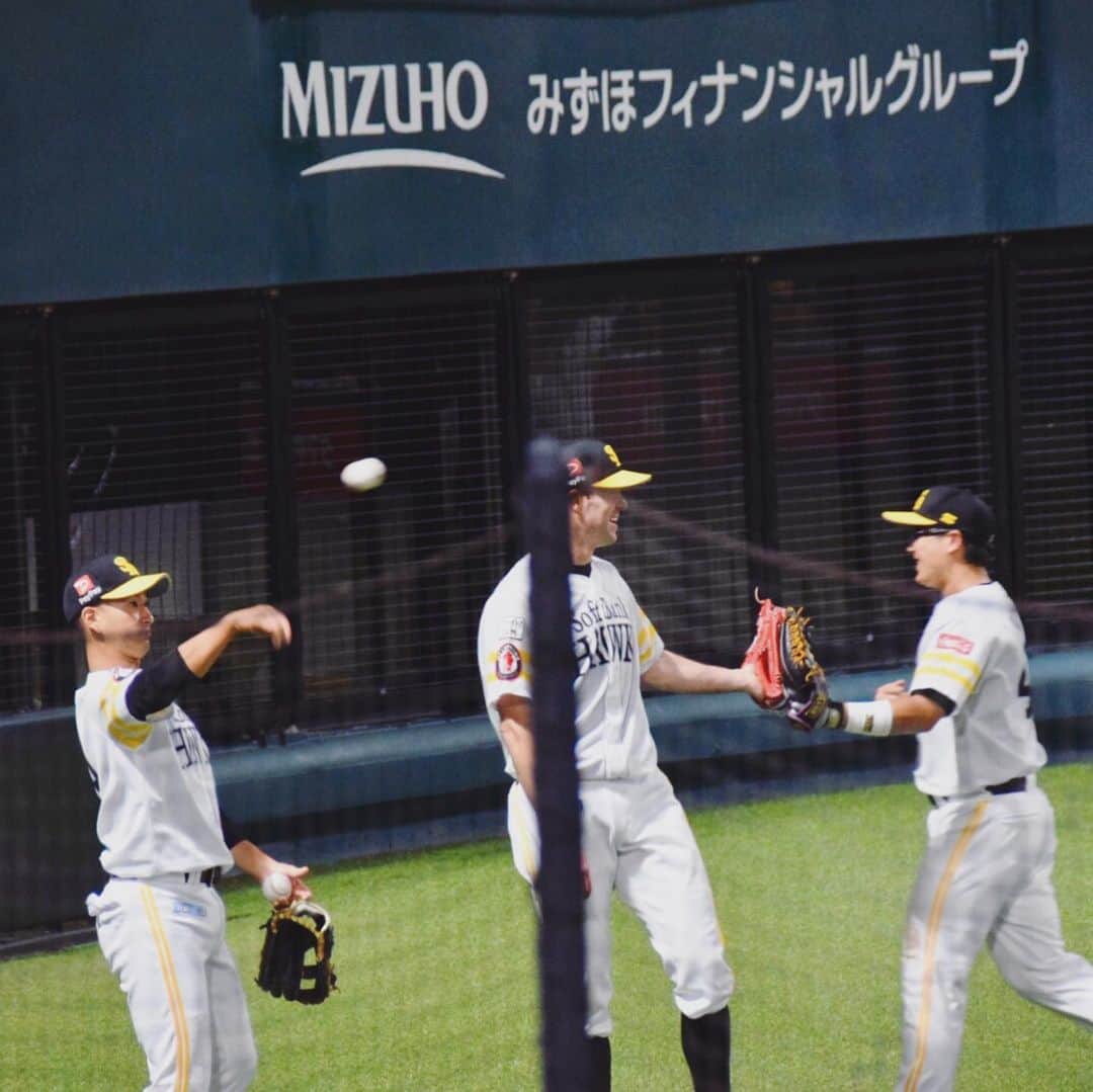 リック・バンデンハークさんのインスタグラム写真 - (リック・バンデンハークInstagram)「High fives with catcher Kuki-san (aka coekie🍪) and Egawa-san after last nights game in Chikugo. Felt good to be back on the mount again and in the game.🚀 #2innings #buildingup #sbhawks #highfives #vandy44 #バンデンハーク  #九鬼隆平 #江川智晃 #ソフトバンクホークス 📸 by @anneloes_vdhurk」8月31日 7時47分 - rick_vdhurk