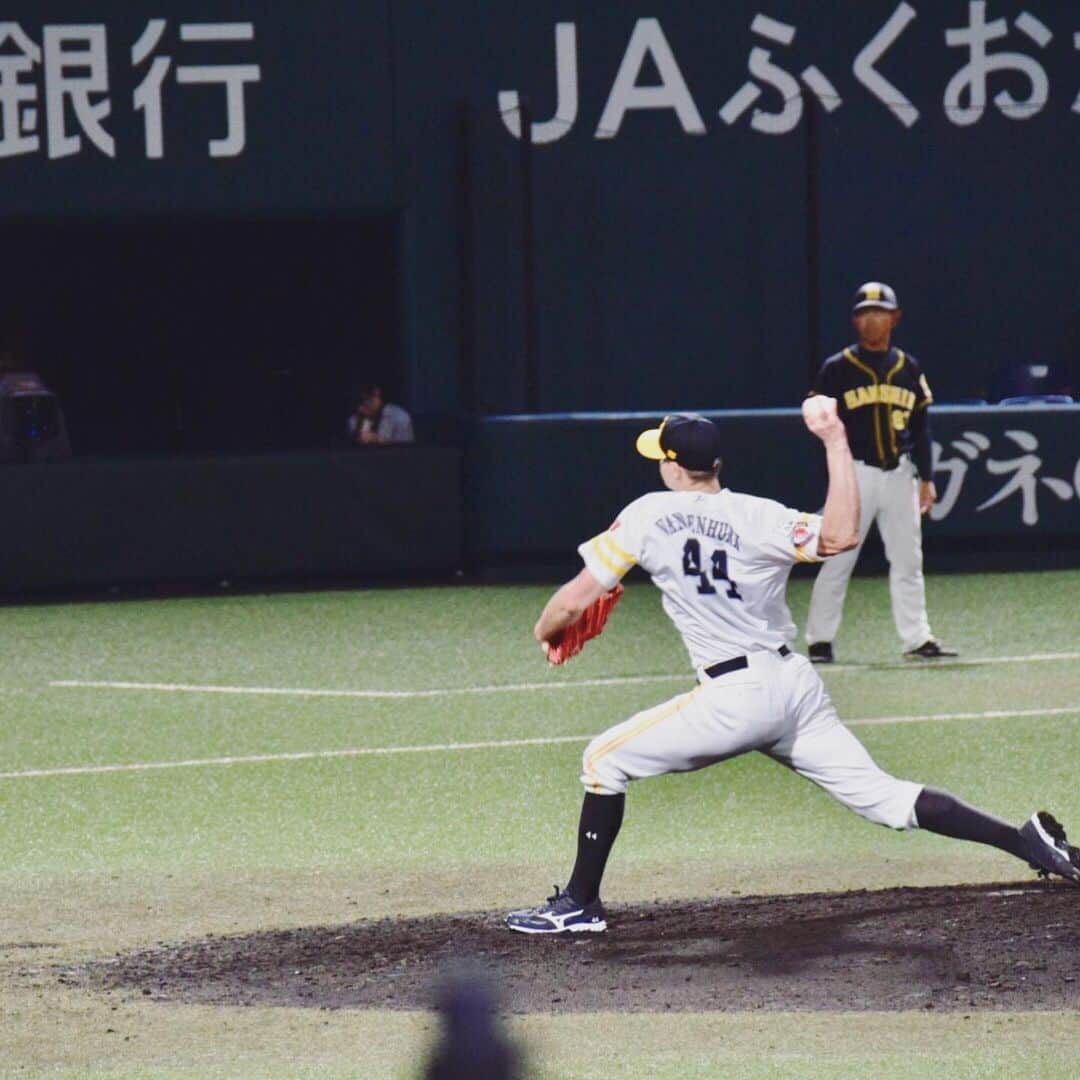 リック・バンデンハークさんのインスタグラム写真 - (リック・バンデンハークInstagram)「High fives with catcher Kuki-san (aka coekie🍪) and Egawa-san after last nights game in Chikugo. Felt good to be back on the mount again and in the game.🚀 #2innings #buildingup #sbhawks #highfives #vandy44 #バンデンハーク  #九鬼隆平 #江川智晃 #ソフトバンクホークス 📸 by @anneloes_vdhurk」8月31日 7時47分 - rick_vdhurk