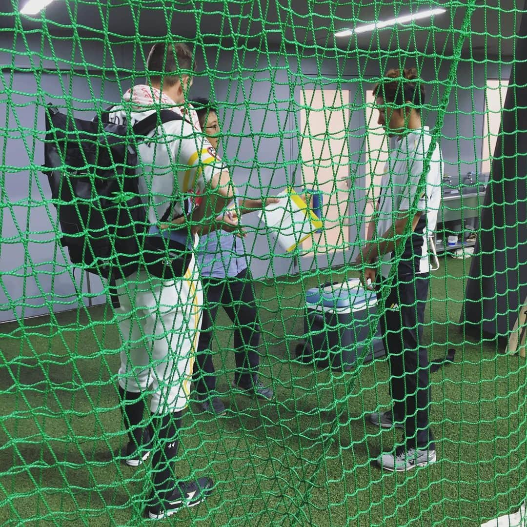 リック・バンデンハークさんのインスタグラム写真 - (リック・バンデンハークInstagram)「High fives with catcher Kuki-san (aka coekie🍪) and Egawa-san after last nights game in Chikugo. Felt good to be back on the mount again and in the game.🚀 #2innings #buildingup #sbhawks #highfives #vandy44 #バンデンハーク  #九鬼隆平 #江川智晃 #ソフトバンクホークス 📸 by @anneloes_vdhurk」8月31日 7時47分 - rick_vdhurk