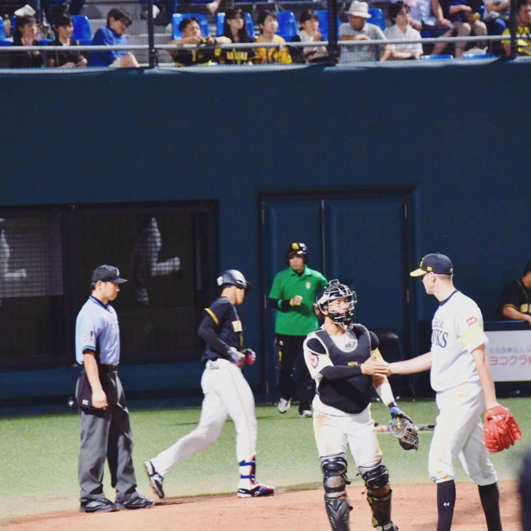 リック・バンデンハークさんのインスタグラム写真 - (リック・バンデンハークInstagram)「High fives with catcher Kuki-san (aka coekie🍪) and Egawa-san after last nights game in Chikugo. Felt good to be back on the mount again and in the game.🚀 #2innings #buildingup #sbhawks #highfives #vandy44 #バンデンハーク  #九鬼隆平 #江川智晃 #ソフトバンクホークス 📸 by @anneloes_vdhurk」8月31日 7時47分 - rick_vdhurk