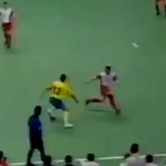 アレッサンドロ・ローザ・ヴィエイラのインスタグラム：「VÍDEO- O tradicional “Drible Falcão” 😃⚽️ 👑 #OREI 👑 - Vai onde jogador? 😃 ———- Obrigado pelo vídeo @vinifutsal7 e pela edição @adonias」
