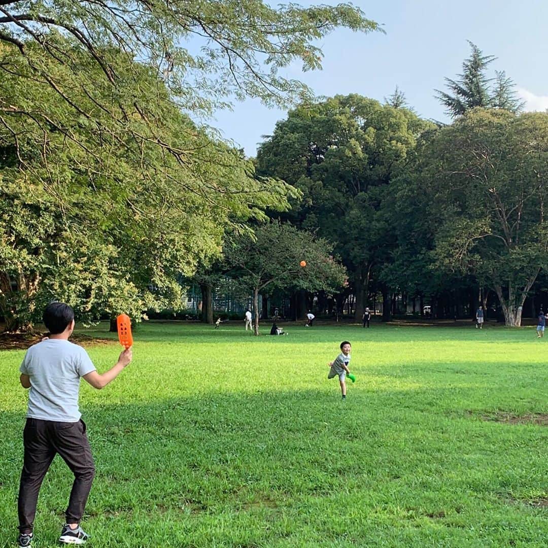 坂東亀三郎さんのインスタグラム写真 - (坂東亀三郎Instagram)「とある日、公園遊び。 これはキャッチボールって言うのか？  亀三郎さんは投げ終わりに左手を胸前に抱えず、後ろに流すタイプ＿φ(￣ー￣ )  これの良し悪しってあるのかなぁ〜。守備位置にもよるのかなぁ〜。 .. 「僕はヤクルトだから緑ね！お父さんジャイアンツだからオレンジね！」って、めっちゃ嫌なんですけど…😞 .  #歌舞伎 #音羽屋 #歌舞伎役者 #亀三郎 #坂東亀三郎 #六代目 #彦三郎 #坂東彦三郎 #九代目 #歌舞伎部 #otowayabando #親バカ部 #倅マン #えみふる コメントはお気軽に📝」8月31日 7時51分 - otowayabando