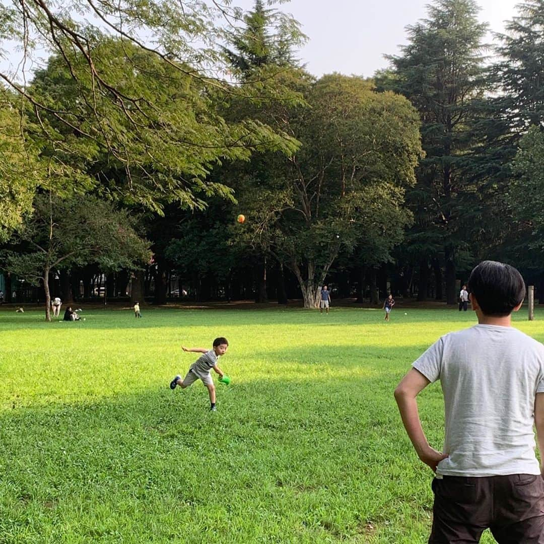 坂東亀三郎さんのインスタグラム写真 - (坂東亀三郎Instagram)「とある日、公園遊び。 これはキャッチボールって言うのか？  亀三郎さんは投げ終わりに左手を胸前に抱えず、後ろに流すタイプ＿φ(￣ー￣ )  これの良し悪しってあるのかなぁ〜。守備位置にもよるのかなぁ〜。 .. 「僕はヤクルトだから緑ね！お父さんジャイアンツだからオレンジね！」って、めっちゃ嫌なんですけど…😞 .  #歌舞伎 #音羽屋 #歌舞伎役者 #亀三郎 #坂東亀三郎 #六代目 #彦三郎 #坂東彦三郎 #九代目 #歌舞伎部 #otowayabando #親バカ部 #倅マン #えみふる コメントはお気軽に📝」8月31日 7時51分 - otowayabando