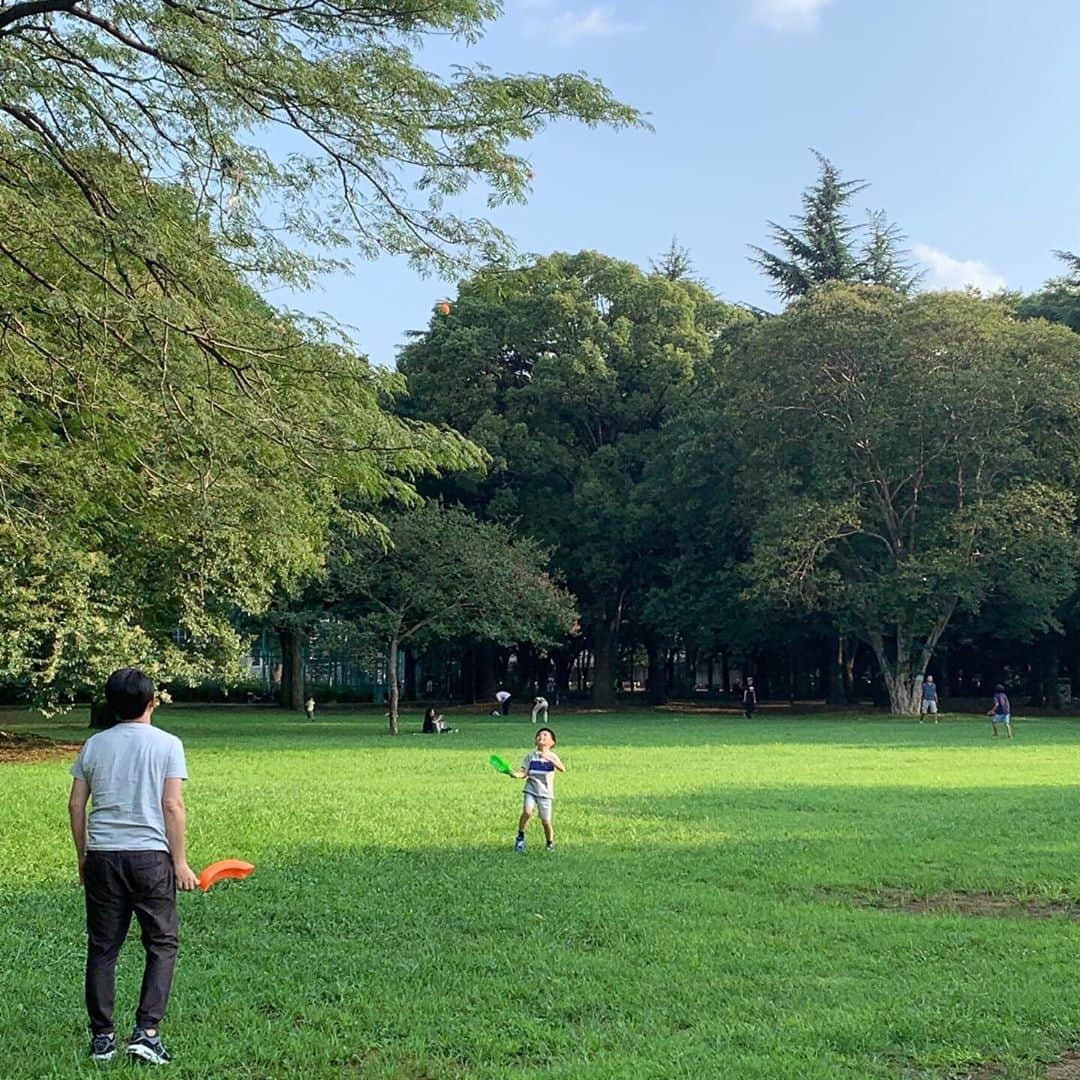 坂東亀三郎さんのインスタグラム写真 - (坂東亀三郎Instagram)「とある日、公園遊び。 これはキャッチボールって言うのか？  亀三郎さんは投げ終わりに左手を胸前に抱えず、後ろに流すタイプ＿φ(￣ー￣ )  これの良し悪しってあるのかなぁ〜。守備位置にもよるのかなぁ〜。 .. 「僕はヤクルトだから緑ね！お父さんジャイアンツだからオレンジね！」って、めっちゃ嫌なんですけど…😞 .  #歌舞伎 #音羽屋 #歌舞伎役者 #亀三郎 #坂東亀三郎 #六代目 #彦三郎 #坂東彦三郎 #九代目 #歌舞伎部 #otowayabando #親バカ部 #倅マン #えみふる コメントはお気軽に📝」8月31日 7時51分 - otowayabando