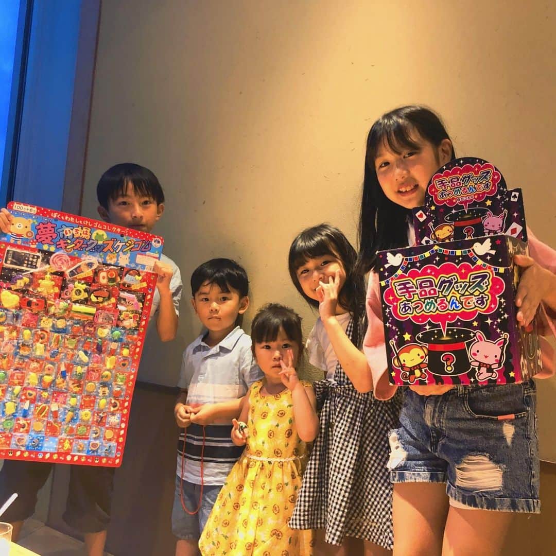 太陽チャンネルのインスタグラム：「U-Fes前日😚ゆわももチャンネルさんと遊んでもらいました😍💕ゆわちゃんももちゃんすんごく優しくて可愛くて面白くて最高😭💕ゆわももママは美人でスタイル良すぎなので目指します🤟 ゆわちゃんももちゃんずーっと遊んでくれてありがとう。「ばしゃらん太陽を楽しませます！！」って言って、いろいろ持ってきてくれたの本当に優しい大好き😭💕学校もYouTubeもがんばろうねー❤U-Fes前にとんでもなく癒されましたありがとう🥺 そしてばしゃが飛びました🤣👍 #ゆわももチャンネル #ここあつみchannel #太陽チャンネル #東京ドームシティ #タピオカ男子」