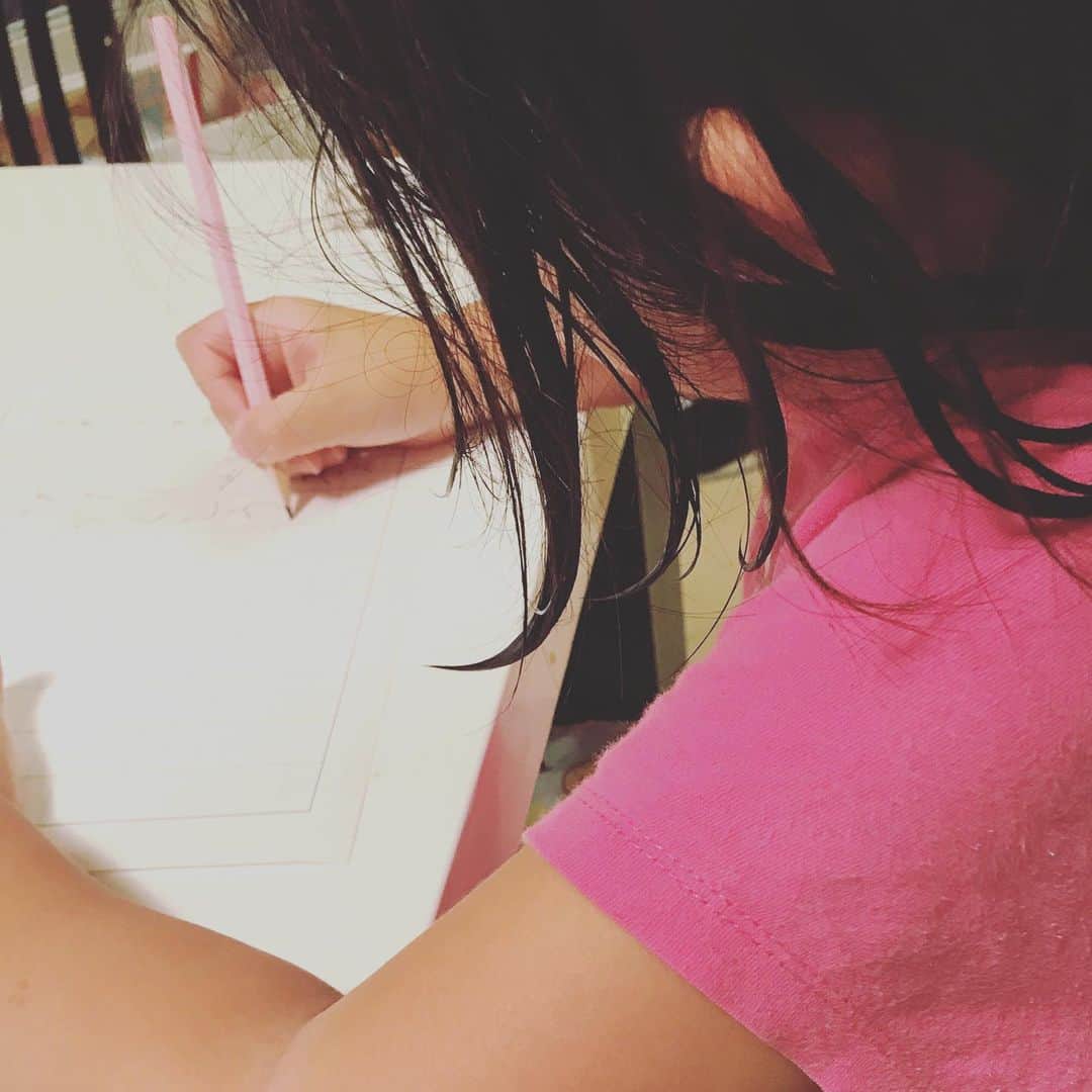 海保知里さんのインスタグラム写真 - (海保知里Instagram)「娘の夏休みの宿題終了！ホッ。月曜からの新学期の準備もしないと。あと通知表の親のコメント欄に悩む私。なんて書こうかなぁ。 #夏休み2019 #小学一年生 #海保知里 #通知表」8月31日 8時09分 - chisato_kaiho