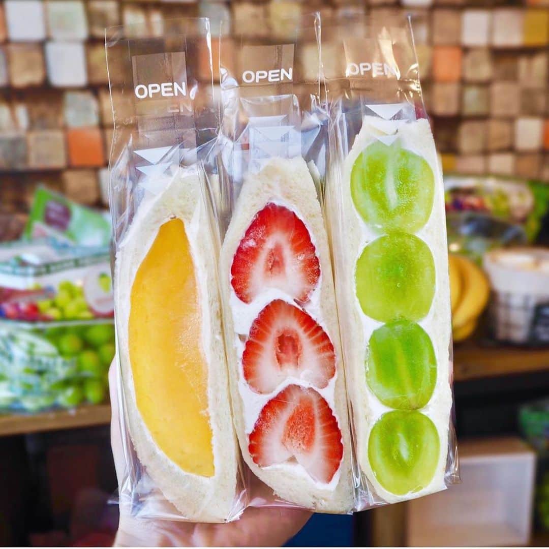 RETRIP<リトリップ>グルメのインスタグラム：「【RETRIP×東京】 こちらは東京武蔵小山にある「Bergamot(ベルガモット)」です。こちらのお店はフルーツ専門店で、さまざまなフルーツがアレンジされたスイーツがたくさんあります。中でも、フルーツサンドは断面がとても魅力的ですよね。 .  RETRIPでは「おでかけ」に関する様々な情報を発信しています。ぜひ他のアカウントもチェックしてください！ @retrip_osaka_ 大阪のおでかけグルメスポットを紹介 @retrip_nagoya_ 名古屋の話題のカフェを紹介 @retrip_kyoto_ 京都のおでかけスポットを紹介 @retrip_fukuoka_ 福岡のおでかけグルメスポットを紹介 @retrip_hokkaido_ 北海道のおでかけスポットを紹介 @retrip_korea_ 韓国の話題のカフェを紹介 @retrip_dinner 全国の話題のごはんを紹介 @retrip_news 最新のおでかけ情報を紹介 @retrip_nippon 日本の絶景を紹介 @retrip_global 海外の絶景を紹介 @retrip_gourmet 全国の話題のスイーツを紹介 @retrip_cafe 全国のおしゃれなカフェを紹介 . ▼RETRIP[リトリップ]のアプリは AppStore、GooglePlay「リトリップ」で検索！ プロフィールのURLからもダウンロードできます。 . photo by @japancake_trip . . #retrip #retrip_mo #retrip_gourmet #RETRIP #リトリップ #retrip_tokyo #retrip_東京 #東京 #東京カフェ #武蔵小山 #武蔵小山カフェ #フルーツサンド #フルーツサンド部 #断面萌え #お洒落 #オシャレ #オシャレカフェ #おしゃカフェ #フルーツ #カラフル  #フォトジェニック #カフェ#Bergamot #ベルガモット #フルーツ専門店 #専門店グルメ」
