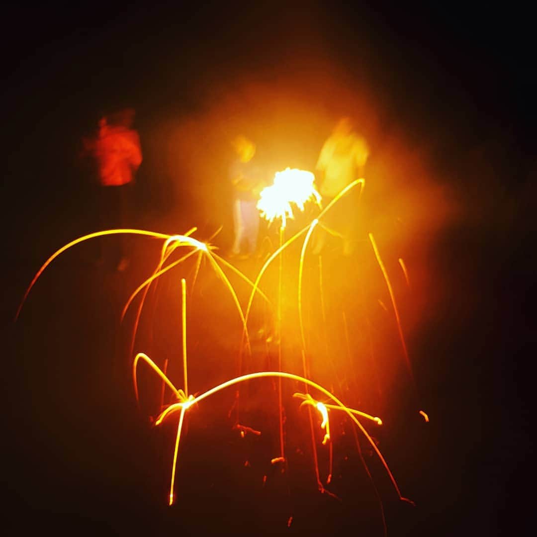 神長汐音さんのインスタグラム写真 - (神長汐音Instagram)「3日間のオフのうち1日目は花火。 上田の花火屋で買ってきてくれました。 #ナイアガラ#花火#野辺山 #GALAXYnote8#プロモード#凄い #明日は#チームラボ」8月31日 8時26分 - shione.kaminaga