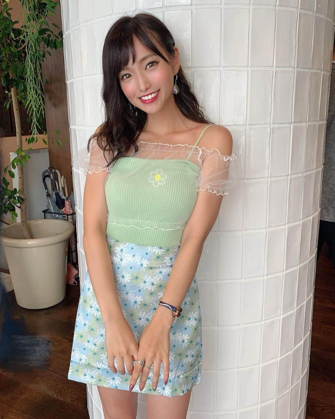 引地裕美さんのインスタグラム写真 - (引地裕美Instagram)「スワイプしてね❣️➠➠➠ . . まるでセットみたいな @sundayandmonday_official の トップスとスカート🌼🌿🌼🌿🌼🌿 . . 甘すぎない花柄だし、 中がショートパンツで着やすかった💐 . タンクトップの上にフワフワつくだけで 一気にラブリーになるんだね🙊👒💓 . . #引地裕美 #モデル #rq #レースクイーン #韓国ファッション  #ゆうみ服  #얼스타그램 #패션스타그램 #데일리코디 #패션 #时装 #照片 #粉我」8月31日 8時38分 - yuumihikichi