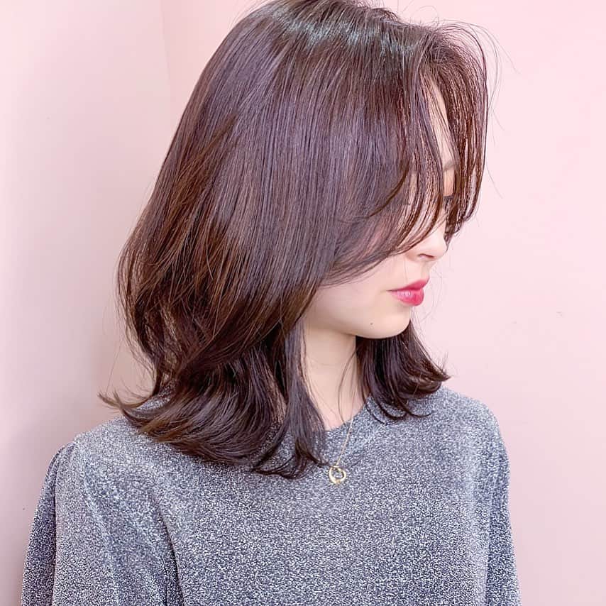 原涼香のインスタグラム：「【 ミディアムレイヤー✂️❤️ 】 最近トレンドの長さ❤︎ 顔周りは柔らかく、韓国人みたいに🇰🇷💕 ㅤㅤㅤㅤㅤㅤㅤㅤㅤㅤㅤㅤㅤ」