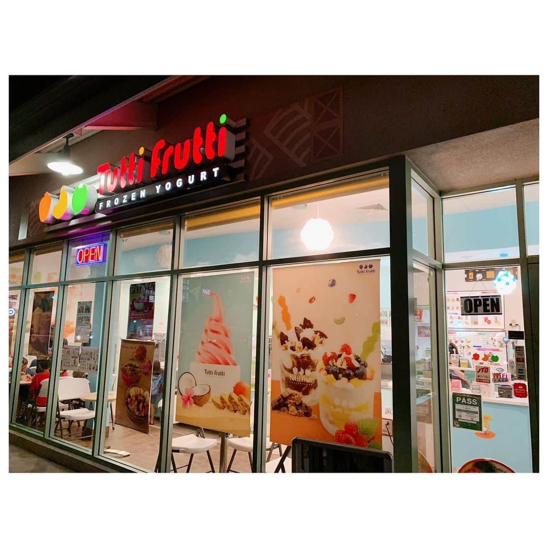 李ヒャンさんのインスタグラム写真 - (李ヒャンInstagram)「gm☻ あーフローズンヨーグルト食べたい。 なんでハワイでのフローズンヨーグルトを振り返る。 カイムキのSTIR。(お店の感じはここが一番好き。味も好き。ただ、メンテナンスのフレーバーが多め。) ケアモクのTuttifrutti。(アラモアナから徒歩圏内立地良し。タピオカミルクティー味があったり、他にないフレーバーあり。) ブルーミングデールズの上にあるfortycarrots。(計り売りではないから1人で食べるには量多い。そして量は決まっちゃってるから他に比べてちょい高め。2人でシェアが丁度良い。) 自分の好きなフレーバーを自分の好きな量で計り売りで食べられるのが良い。 でも、ハワイからもヨーグルトランドなくなっちゃったし、、。 私は好きなんだけど人気ないのかな？😅 日本でも食べたいなー。 #hawaii #frozenyogurt #myfavorite #yum #yummy」8月31日 9時01分 - 73hyang