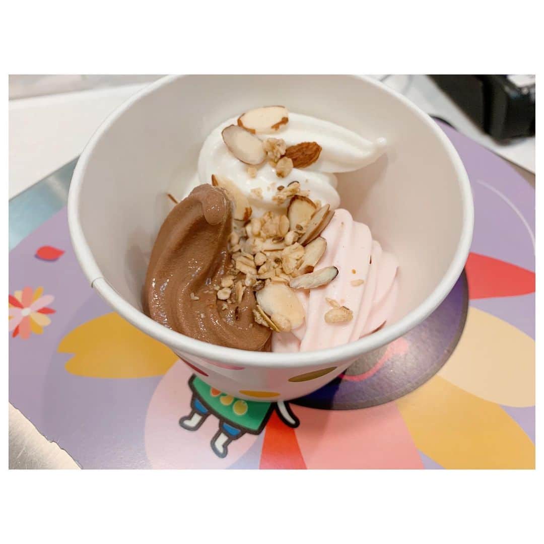 李ヒャンさんのインスタグラム写真 - (李ヒャンInstagram)「gm☻ あーフローズンヨーグルト食べたい。 なんでハワイでのフローズンヨーグルトを振り返る。 カイムキのSTIR。(お店の感じはここが一番好き。味も好き。ただ、メンテナンスのフレーバーが多め。) ケアモクのTuttifrutti。(アラモアナから徒歩圏内立地良し。タピオカミルクティー味があったり、他にないフレーバーあり。) ブルーミングデールズの上にあるfortycarrots。(計り売りではないから1人で食べるには量多い。そして量は決まっちゃってるから他に比べてちょい高め。2人でシェアが丁度良い。) 自分の好きなフレーバーを自分の好きな量で計り売りで食べられるのが良い。 でも、ハワイからもヨーグルトランドなくなっちゃったし、、。 私は好きなんだけど人気ないのかな？😅 日本でも食べたいなー。 #hawaii #frozenyogurt #myfavorite #yum #yummy」8月31日 9時01分 - 73hyang