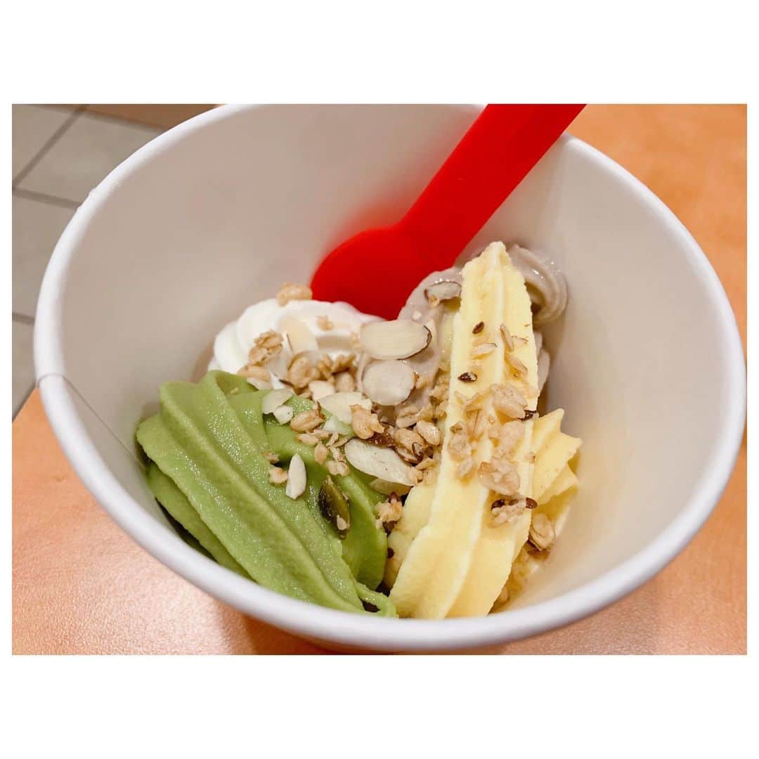 李ヒャンさんのインスタグラム写真 - (李ヒャンInstagram)「gm☻ あーフローズンヨーグルト食べたい。 なんでハワイでのフローズンヨーグルトを振り返る。 カイムキのSTIR。(お店の感じはここが一番好き。味も好き。ただ、メンテナンスのフレーバーが多め。) ケアモクのTuttifrutti。(アラモアナから徒歩圏内立地良し。タピオカミルクティー味があったり、他にないフレーバーあり。) ブルーミングデールズの上にあるfortycarrots。(計り売りではないから1人で食べるには量多い。そして量は決まっちゃってるから他に比べてちょい高め。2人でシェアが丁度良い。) 自分の好きなフレーバーを自分の好きな量で計り売りで食べられるのが良い。 でも、ハワイからもヨーグルトランドなくなっちゃったし、、。 私は好きなんだけど人気ないのかな？😅 日本でも食べたいなー。 #hawaii #frozenyogurt #myfavorite #yum #yummy」8月31日 9時01分 - 73hyang