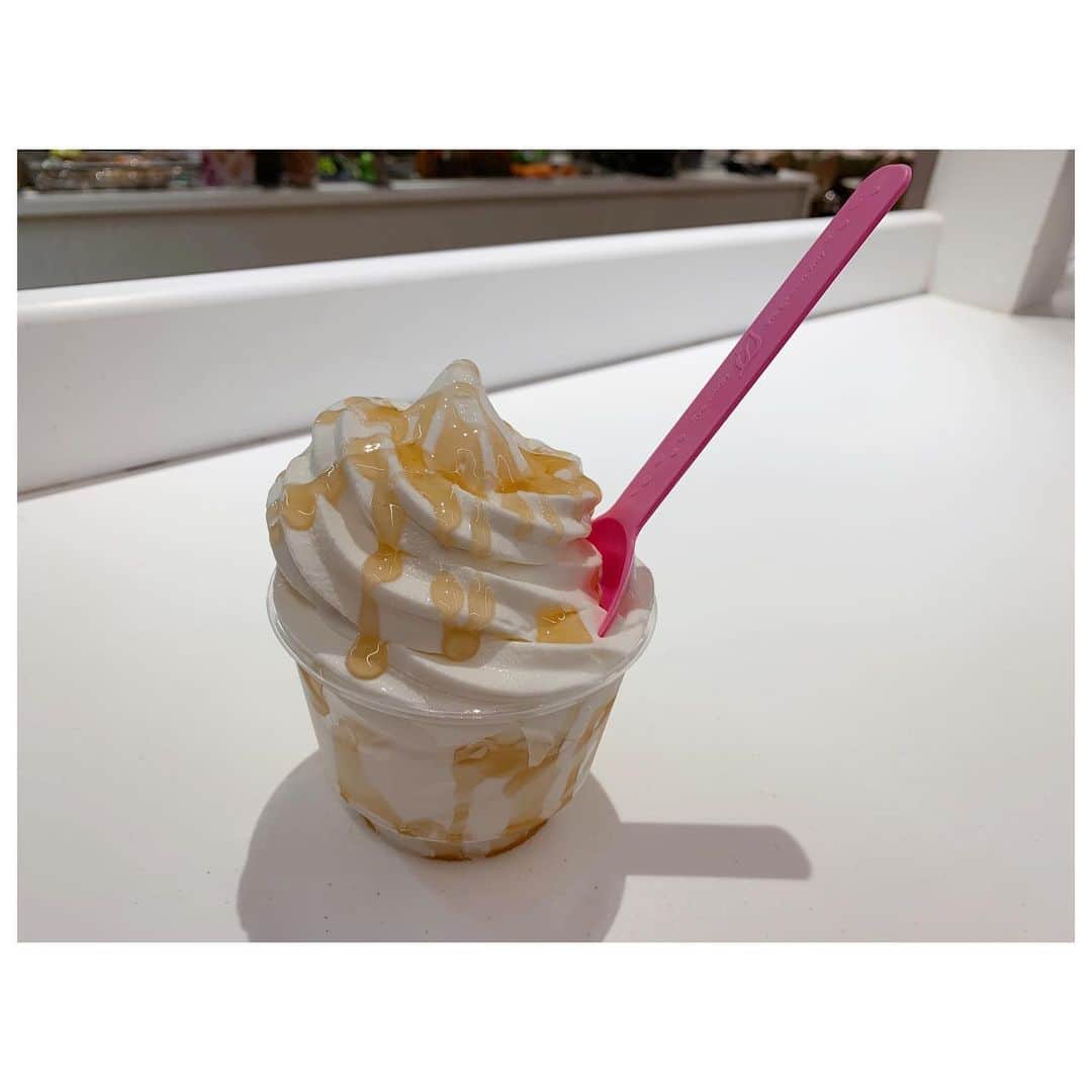 李ヒャンさんのインスタグラム写真 - (李ヒャンInstagram)「gm☻ あーフローズンヨーグルト食べたい。 なんでハワイでのフローズンヨーグルトを振り返る。 カイムキのSTIR。(お店の感じはここが一番好き。味も好き。ただ、メンテナンスのフレーバーが多め。) ケアモクのTuttifrutti。(アラモアナから徒歩圏内立地良し。タピオカミルクティー味があったり、他にないフレーバーあり。) ブルーミングデールズの上にあるfortycarrots。(計り売りではないから1人で食べるには量多い。そして量は決まっちゃってるから他に比べてちょい高め。2人でシェアが丁度良い。) 自分の好きなフレーバーを自分の好きな量で計り売りで食べられるのが良い。 でも、ハワイからもヨーグルトランドなくなっちゃったし、、。 私は好きなんだけど人気ないのかな？😅 日本でも食べたいなー。 #hawaii #frozenyogurt #myfavorite #yum #yummy」8月31日 9時01分 - 73hyang