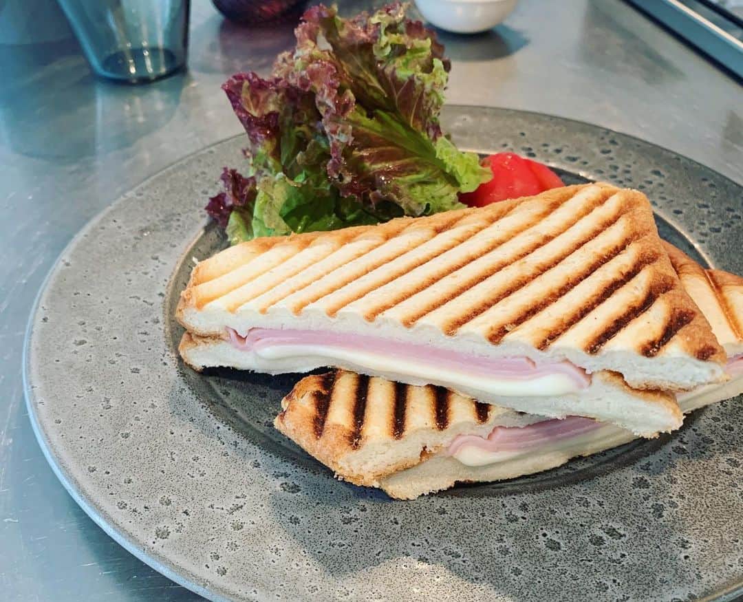 市橋有里のインスタグラム：「最近のハマりもの😋 ・ #ホットサンド #モーニング #breakfast  #instafood  #小料理屋あり #良い週末を」