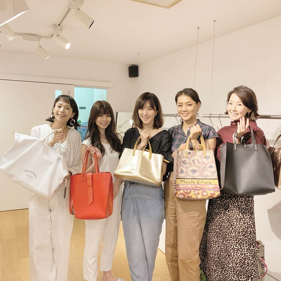 前田ゆかのインスタグラム：「2020年来春の展示会へ  会えて嬉しかった✨✨✨ @maho_toyota 真帆さん @maenorichang 典ちゃん @elena1982312 えれなちゃん @ayumiayunco あゆみちゃん  みんなで一緒に新作アイテムを選ぶ時間もまた楽しい✨✨ #manilagrace  エコレザーでリバーシブルにもなるトートバッグ。 カラフルなメタリックのサイズ感にカラーが幅広くとても軽いから旅行に快適〜〜 メタリックが可愛くカラーを悩みましたがシルバーの大きめトートにしました！  @noname.japan  フランス生まれの #ノーネーム 着用時にヒップラインを美しく見せる効果を合わせもついてカジュアルシューズ！ 私は合わせやすかったシルバーのスポーツサンダルをオーダー！  まだ先ですが届きましたらアップしますね✨  #NONAME　#ノーネーム　#MY_NONAME  @pdst.jp　@noname.japan  #bag#shoes」