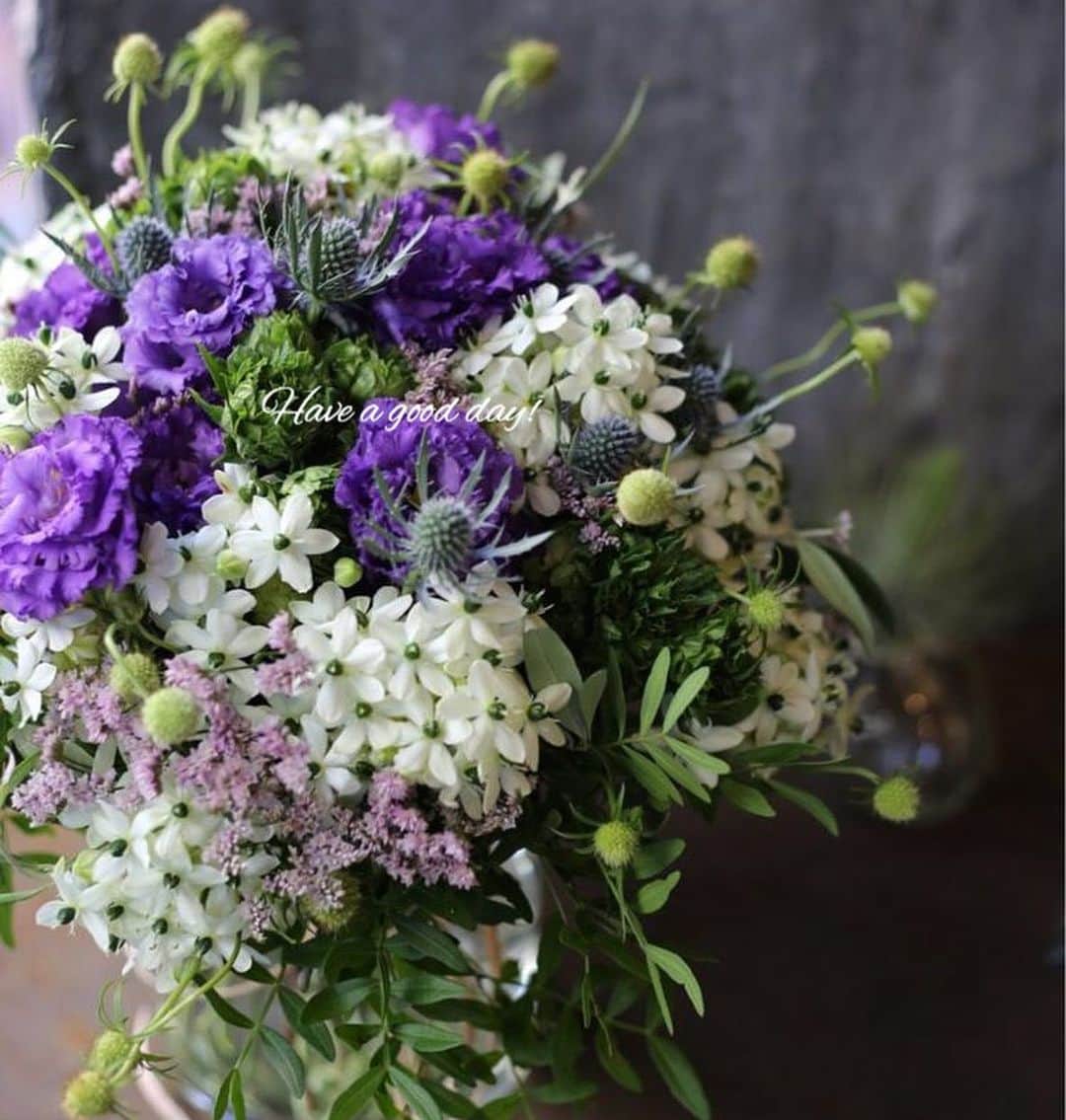 雑誌『花時間』さんのインスタグラム写真 - (雑誌『花時間』Instagram)「おはようございます。今日は8月最終日。「I love youの日」💗でもあるんですって！  英語圏で、「831」がI love you  の隠語として使われることから誕生した記念日。知りませんでした💦  ならば、お花屋さんに行って、だれ〜かさんへのアイラブユーのお花でも買わなくっちゃね！ 白い花はオーニソガラム（サンデルシー）。中心の緑のぽっちが可愛らしい、周年出回る品種です。誰かにお花をあげる？  では、素敵な週末をお過ごしくださいね😊😊😊 なお、I love youの日は日本だけの記念日。いろんな記念日があるもんですね！by ピーターパン  花と写真 @bearflower_scape  #flowers #flowerslovers #flowerstagram #flowerarrangement #colorful #花時間 #花時間201９ #花好き #花藝 #花好きな人と繋がりたい #花が好きな人と繋がりたい #花のある生活 #花のある暮らし #トルコギキョウ ＃オーニソガラム  #花を飾る #花を飾る生活 #アイラブユーの日  #botanicallife  #花屋さんへ行こう」8月31日 9時19分 - hanajikan_magazine