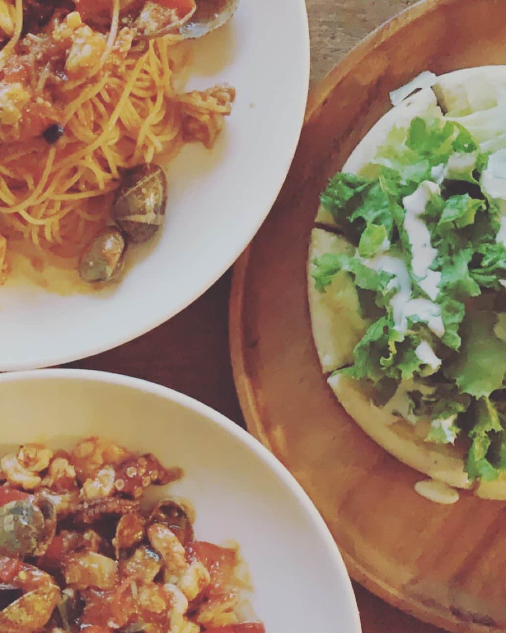 のインスタグラム：「冷製ペスカトーレ🍝 魚介🐙🦐🐚たっぷりとジェノベーゼ&トマトソース🍅🌱🍆パスタはカッペリーニよりフェデリーニがオススメ👍  サラダピッツァ🥗🍕 本当はゴルゴンゾーラソース🧀にしたいけど、子供も食べるのでシーザードレッシングで😚」