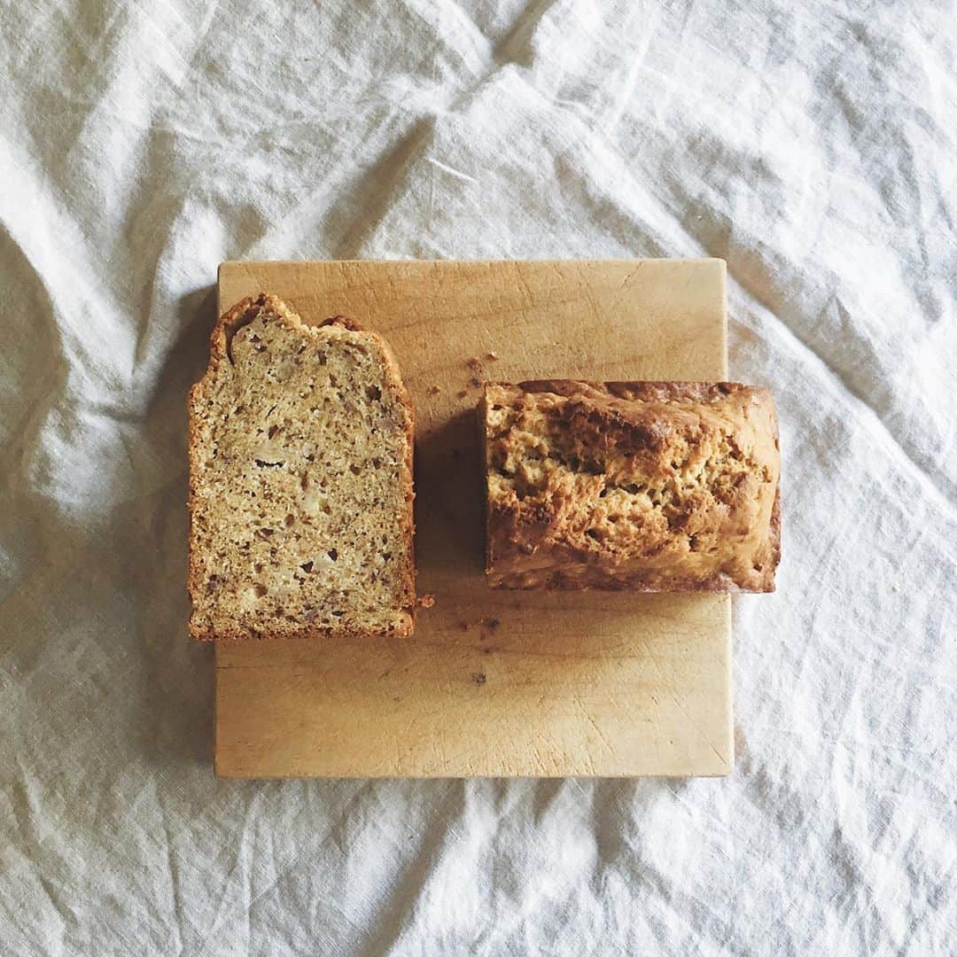 miyoのインスタグラム：「・ Banana bread  ママのレシピよ、 と教えてもらったバナナブレッド。 お砂糖を、ココナッツシュガーに変えて、 少しだけ減らして、作りました。  オーブンから香る匂いで、 「バナナブレッド！！」 と、次男。  粉物好きじゃない次男ですが、 これは好きらしい。 彼の味覚の基準が、 4年たってもまだわからない。」