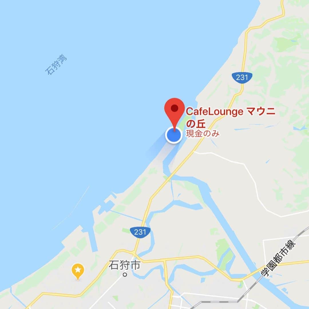 ヤミーさんのインスタグラム写真 - (ヤミーInstagram)「石狩「マウニの丘」 北海道に来ています。 * 毎年恒例になってる帯広「とかちマルシェ」での、料理甲子園 @tokachimarche_ryourikoushien 審査員のため、北海道入り。 前乗りして、札幌→石狩→江別と、行って来ました。 * くらうま @kurauma で10月開催予定の、ふみえ食堂×石狩のため、説明と石狩食材について伺いに行ってきたのですが、番屋に泊まるフードツアー楽しそう！！と盛り上がり。 * 市役所の方にご案内いただいて、石狩湾にある、番屋を改装した、カフェ兼民泊を見学して来ました。 石狩湾に沈む夕陽が見事だそうで。 * ここに泊まって石狩食材で料理して、地元の生産者さんたちと宴会。 なんて感じのくらうまフードツアーをイメージ。 実現させた〜い！(泊まりた〜い) * 建具や調度品にモエモエよ。 #北海道出張 #石狩市 #石狩湾  #くらうましもきた #食材を巡る旅 #フードツアー #マウニの丘」8月31日 9時29分 - ym_3stepcooking