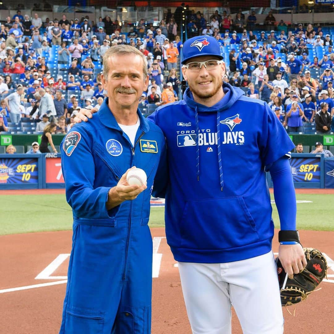 トロント・ブルージェイズさんのインスタグラム写真 - (トロント・ブルージェイズInstagram)「An astronaut with a ROCKET 🚀 Thanks to Chris Hadfield for joining us on #StarWarsNight!」8月31日 9時35分 - bluejays