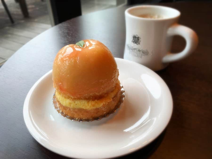 のインスタグラム：「#桃のタルト #patisseriechezkobe . . 見た目もとっても可愛らしいケーキ🍰💕 果汁が溢れる桃と🍑ザックリしたタルト、中から美味しすぎるカスタードクリームが…🤤 三位一体となって最高の美味しさでした💓💓 . . . .  1ヶ月検診のあとに一人でサッとケーキ🍰タイム🍴 久しぶりの一人の時間 母になって幸せいっぱいだけれど、たまーーにこうやって昔の自分に戻れるようなカフェタイム、イイなぁ  幸せを感じるとともに我が子に会いたいという寂しさも感じ… やっぱり母なんだなぁ〜母になったんだなぁ〜と実感  ケーキを食べながら見るのは我が子の写真🤳笑❤️ 1日何枚写真撮るんだろう…笑 . . . . . #親バカ部 #男の子ママ #生後一ヶ月 #新米ママ #パティスリーシェコーベ #yunnaカフェ巡り」