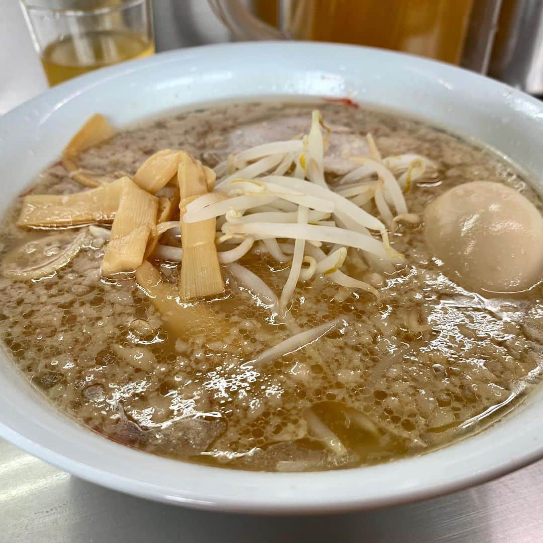 森千早都さんのインスタグラム写真 - (森千早都Instagram)「ホープ軒【ラーメン+味付卵】  背脂ー！ こってりかなー？！と、思ったらあっさり！するするっと食べられました！ 薬味も揃っていて味変していくのもたのしい！ 黒胡椒に合うラーメン！ ネギがドーンっと置かれるのでネギ大好きな人は嬉しいやつ！☺️ #森とラーメン  #ラーメン  #ホープ軒  #背脂」8月31日 9時48分 - morichisato313