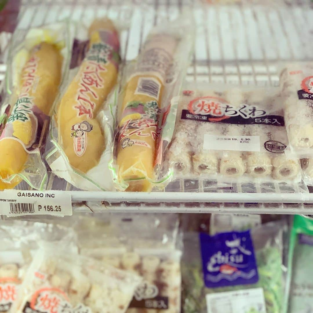 石井あみさんのインスタグラム写真 - (石井あみInstagram)「❂ 食材連投。 久々に行ったガイサノカントリーモールがアツかった！ セブシティで一番古いモールですが、スーパー、日用品、おもちゃ、食器、タオル、なんでも安く揃っているので好きです！  地下のスーパーは所々リニューアルしていて、野菜売り場は未だ床を工事中。 日本の食材も増えてました。 たくあんとちくわはこっちで初めて見たかも。(町屋マートにはあるかな)  冷凍されたちくわにテンション上がって買ったら、190₧(400円)もしてた。 賞味期限も見ようによっては切れてる気がしますが、冷凍ってことで… フィッシュスチック、納豆ならぬ納得、突っ込みどころはありますが、 桜まさごってなに？ こっちのお寿司についてるとびっこのことかな？ いちいち楽しい。 スーパーでこんなにワクワクできる？！ 神アイテム、エバラ焼き肉のたれや蕎麦つゆもあります。 これがあれば家の中は日本です。  ママたちにはありがたい子ども用カート🛒 だいたいのスーパーにはあるかな。 これがあるだけでだいぶお買い物に集中できますよね！  お土産コーナーもあるので、留学生や旅行者のかたも行く価値ありです。 オーガニックブランドのhuman natureも置いてありました。  フィリピン人は見え張っちゃって 「あそこは行かないわー、古いし」とか言っちゃってますが、ぜひ♡  #ガイサノカントリーモール#セブシティ ◇─◇─◇─◇─◇─◇─◇─◇─◇─◇─◇─◇─◇─◇─ ［CEBUYOLO〜you only live once〜］ http://www.cebuyolo.com セブ島留学をサポートさせて頂いています。 無料相談はDM、メールにてお待ちしております✰ #cebu#セブ#cebuyolo#セブ島留学#セブ留学#セブ島親子留学#セブ島母子留学#語学留学#母子留学#親子留学#세부#セブ移住#セブ島移住#セブライフ#cebulife#セブグルメ#セブ在住#英語教育#セブ島教育移住#セブ生活#セブ子育て#海外子育て#セブママ#セブ島赤ちゃん連れ#セブ島子連れ#フィリピン留学#ママライフ#セブヨロ ◇─◇─◇─◇─◇─◇─◇─◇─◇─◇─◇─◇─◇─◇─」8月31日 9時45分 - ami_cebuyolo