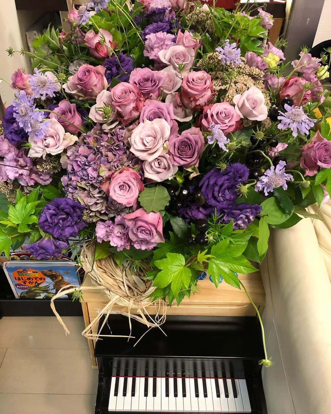 中岡由佳さんのインスタグラム写真 - (中岡由佳Instagram)「美しすぎるお花をいただきました。このままずっと飾っていたい。眺めていたい。素晴らしいアレンジメント。 #flowers #beautiful」8月31日 9時57分 - yuka_nakaoka
