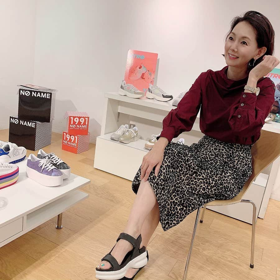 とよた真帆さんのインスタグラム写真 - (とよた真帆Instagram)「just shoesというコンセプトのもとに名前のないブランドとしてスタートした フランスの"NO  NAME" 独自のフォルムと厚いソールの絶妙な重量感がありますが、とても歩きやすいんです😃  モデルの友人たちと来年の春物バッグとシューズを選びました  私は結局、こちらのブラックのサンダルとシルバーのトートバッグ中くらいのサイズ。 #manilagrace#マニラグレース  @ayumiayunco  @maenorichang  @maeyuka  @elena1982312  #noname #noname.japan @noname.japan  @pdst.jp  #マニラグレース #manilagrace  #fashion  #50fashion  #50代コーデ  #mahostyle」8月31日 9時49分 - maho_toyota