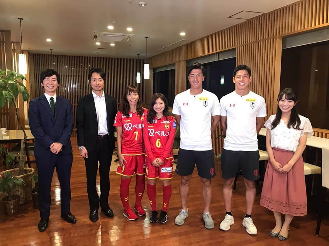 滝澤悠希さんのインスタグラム写真 - (滝澤悠希Instagram)「きょうは、盛岡市で 日本女子サッカーの最高峰、 「プレナスなでしこリーグ１部」の、 #INAC神戸レオネッサ と #マイナビベガルタ仙台レディース の試合と、 Ｊ３、 #いわてグルージャ盛岡 対 #fc東京u23 の試合が行われます。 きのうは、  #mitライブニュース の中で、 INACとグルージャの選手たちに 意気込みなどを中継でインタビューしました✨ 放送では真剣な表情でしたが、 カメラが回っていない時は、 皆さん明るくて、気さくな人柄が伝わってきました😌 試合は、 INACの試合が、正午から、 グルージャは、午後３時からキックオフです。 #めんこいテレビ #アナウンサー #サッカー  #中島依美 主将 #伊藤美紀 選手 #福田友也 主将 #谷口海斗 選手 #試合前にははぴさたをご覧ください」8月31日 9時53分 - yuki_takizawa_sbs