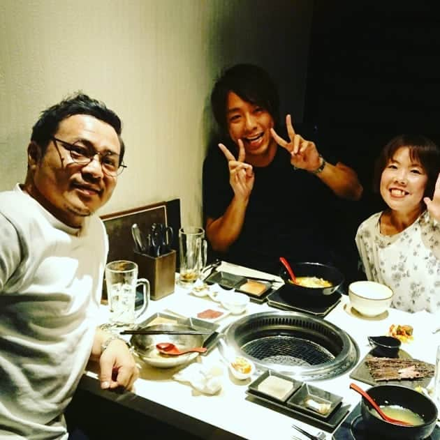 高井俊彦さんのインスタグラム写真 - (高井俊彦Instagram)「【秋葉原の夜をあの方と🌃】 昨夜はー。 『八百万の神喜劇』を主催して下さってる作家・荒川祐二さんとご飯へ🍴  予約して下さったお店は秋葉原にある『牛の達人』✨ 焼いた肉をタレではなく、岩塩に擦りつけて食べるスタイル‼️ こんなん初めてやわ☺️ 美味しかったです🎶  これからもっともっと神喜劇というイベントを良くしていく為に話し合えて良かったです⤴️⤴️⤴️ 荒川さんありがとうございました😃✌️ 愉しすぎる時間を過ごさせてもらってホテルへ戻り、気がついたら、狭いわたしの部屋で総勢８人の部屋飲み会をしてました🍻  荒川さんの横に写ってるおば様が１番楽しんでらっしゃいましたとさ🎵」8月31日 9時53分 - takai_toshihiko