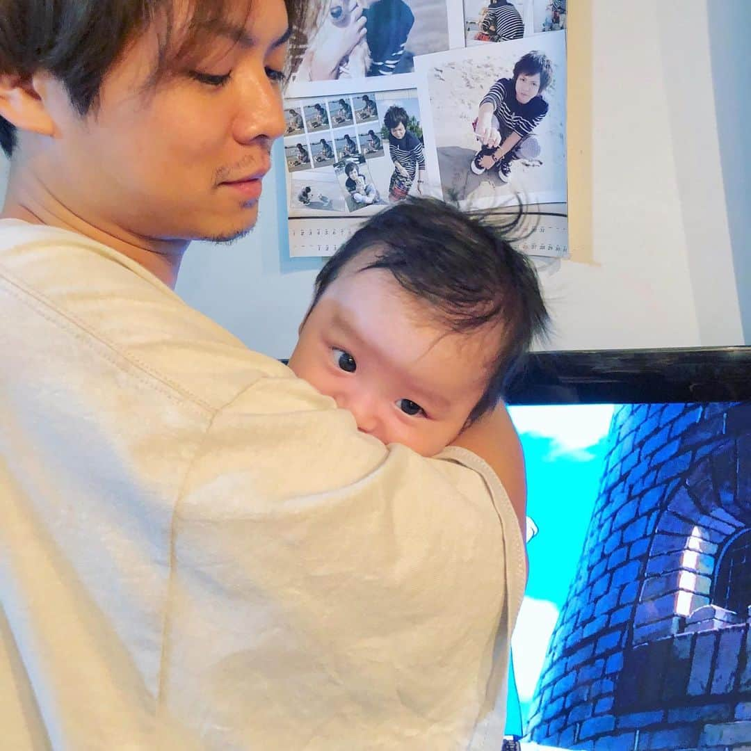 佑聖 さんのインスタグラム写真 - (佑聖 Instagram)「実は甥っ子も産まれて２人のおじさんになってました🌈🌈🌈 なんと弟のげんの子です、実家に行くと賑やかで僕も産んで育てたくなりました。 出来れば卵から育てたいです🥚🥚🥚 #後ろでバルス #髭脱毛行きたい」8月31日 9時54分 - yousay_kickline