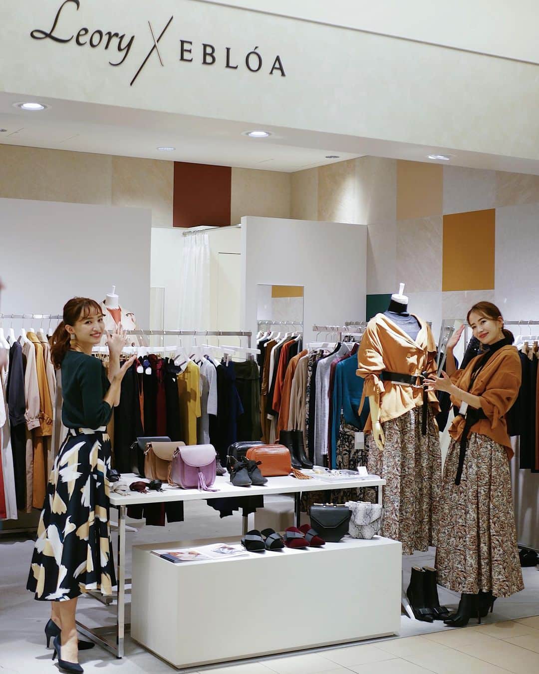 のインスタグラム：「LUCUA OPEN初日☺︎ㅤㅤㅤㅤㅤㅤㅤㅤㅤㅤㅤㅤㅤ 拘りが沢山詰まった店舗。 言葉にならない嬉しさでした✨  そして沢山のお客様と直接お話が出来たこと。 ㅤㅤㅤㅤㅤㅤㅤㅤㅤㅤㅤㅤㅤ 実際に手に取ってお洋服を選んで頂く姿を見れたことが本当に嬉しかったです🥺ㅤㅤㅤㅤㅤㅤㅤㅤㅤㅤㅤㅤㅤ ありがとうございました🥺ㅤㅤㅤㅤㅤㅤㅤㅤㅤㅤㅤㅤㅤ 今日、明日と店舗に立たせて頂きますので是非お立ち寄り頂けたら 嬉しいです☺️💕 ㅤㅤㅤㅤㅤㅤㅤㅤㅤㅤㅤㅤㅤ 皆様のご来店心よりお待ちしております😌ㅤㅤㅤㅤㅤㅤㅤㅤㅤㅤㅤㅤㅤ ㅤㅤㅤㅤㅤㅤㅤㅤㅤㅤㅤㅤㅤ #laviedeleory#leory#LeoryxEBLÓA #ラヴィドゥレオリー#レオリー#レオリーエブロア#大阪#LUCUA #arisa_fashion」