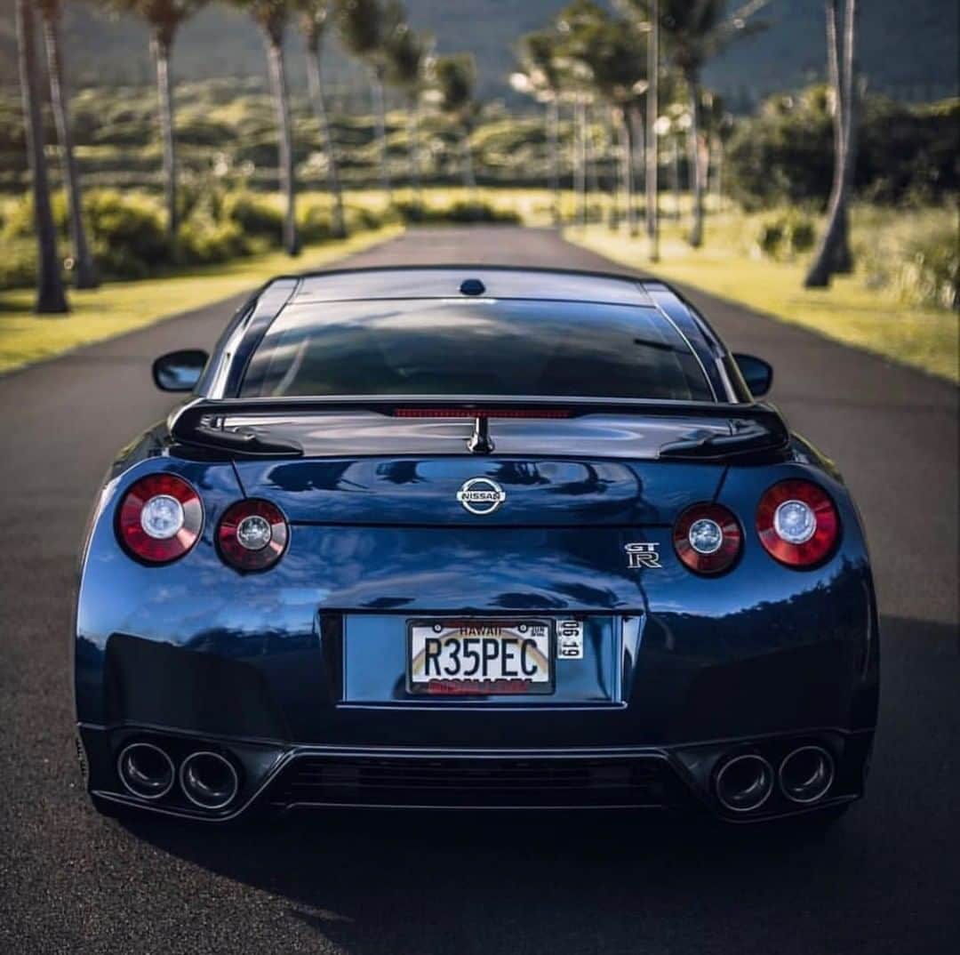 のインスタグラム：「Weekend already? We won't question it. 👋 #NissanGTR #Nissan #GTR 📷 @summit_ss 🚗 @mauir35」