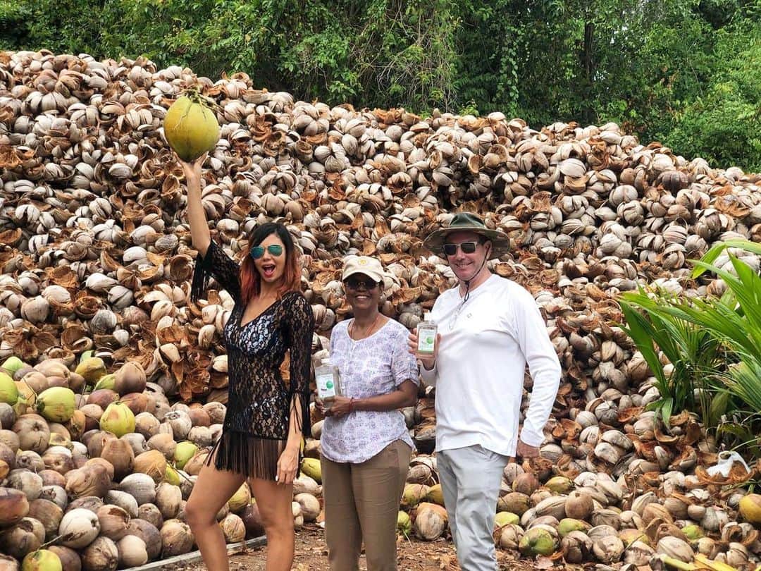 サミラ・ニコレットのインスタグラム：「all you need is love and coconuts」