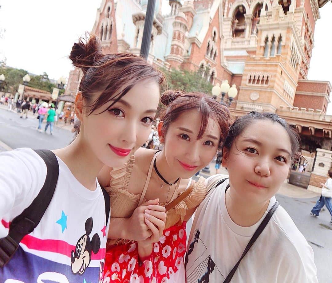 のインスタグラム：「大雨の中、#ママの恋人 ﻿ メンバーでディズニーシーへ♡﻿ ﻿ きゅるるんが可愛い髪型だったので﻿ みんなでお揃いにしました。﻿ 本人曰く、ミキミニではなくダッフィだそうです🧸笑﻿ ﻿ ショーではかっこいい海賊さん🏴‍☠️に会えて﻿ 幸せでした♫﻿ みんなでびしょ濡れ笑﻿ 思い出は携帯の中に📱✨﻿ ﻿ まさかのBBBの抽選が当選したり、ふとパーク内でキャストさんにお声がけを頂いて、﻿ こんな特別な場所でファンタズミック!を鑑賞させて頂きました（写真３枚目）👑✨﻿ こんなの初めて😭﻿ ディズニーには魔法があります🧙‍♂️ね💕﻿ 夜から合流した慶子ちゃんと皆で🤳﻿ ﻿ 大好きが止まらない１日でした。あかん。﻿ ﻿ #ママの恋人 #大好きメンバー #disneysea ﻿#ディズニーシー #遠足 #海賊 #ゲットウェット #getwet #ファンタズミック! #fantasmic #これは僕の夢なんだ」