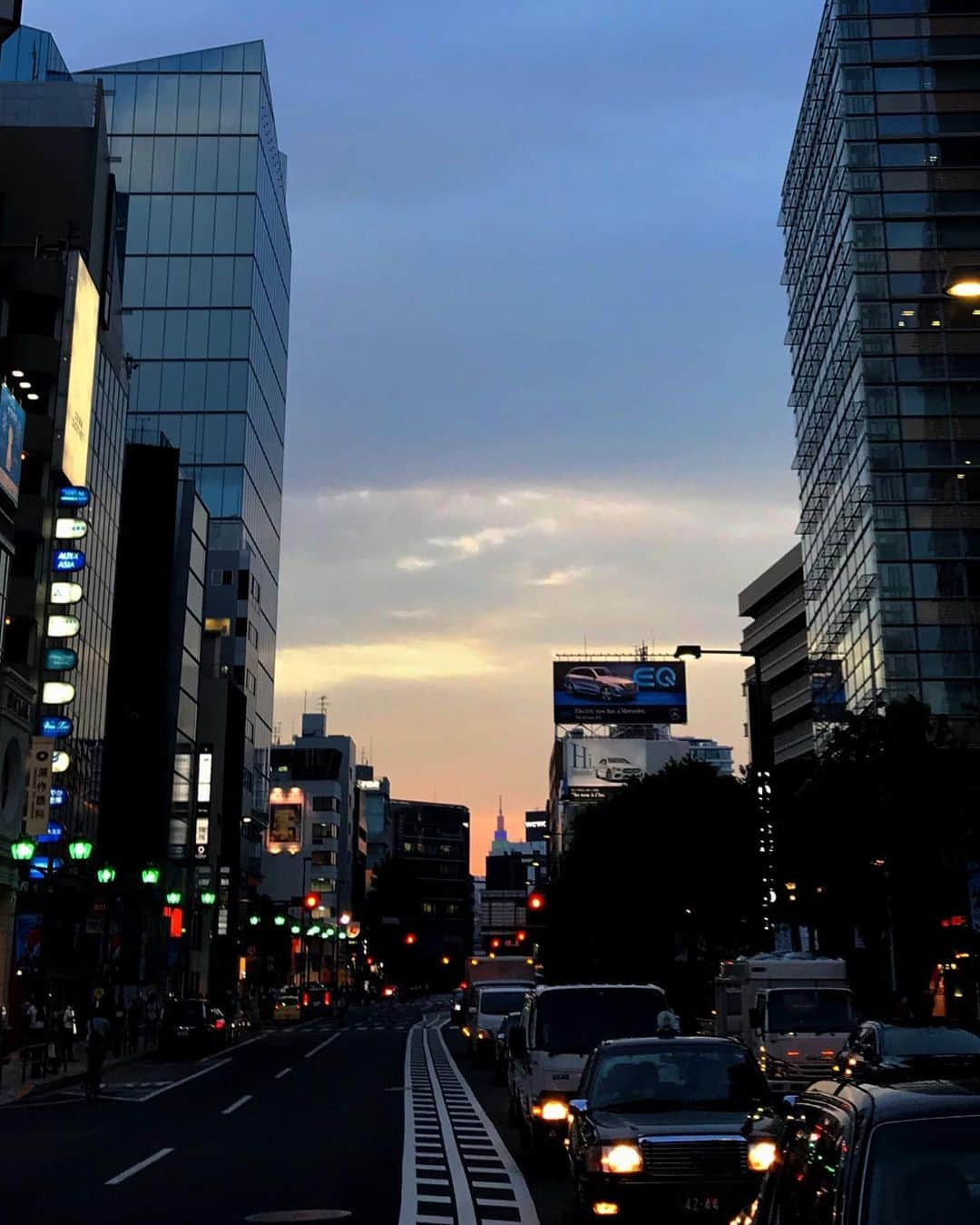 今泉マヤさんのインスタグラム写真 - (今泉マヤInstagram)「. おとといの夕方。 雲が手と手を繋いでいました🤝 分かりますか？？ 一瞬で、空と心がリンクして、平和であたたかい気持ちに☺️💕 #マリアクレイス」8月31日 10時05分 - maya.imaizumi